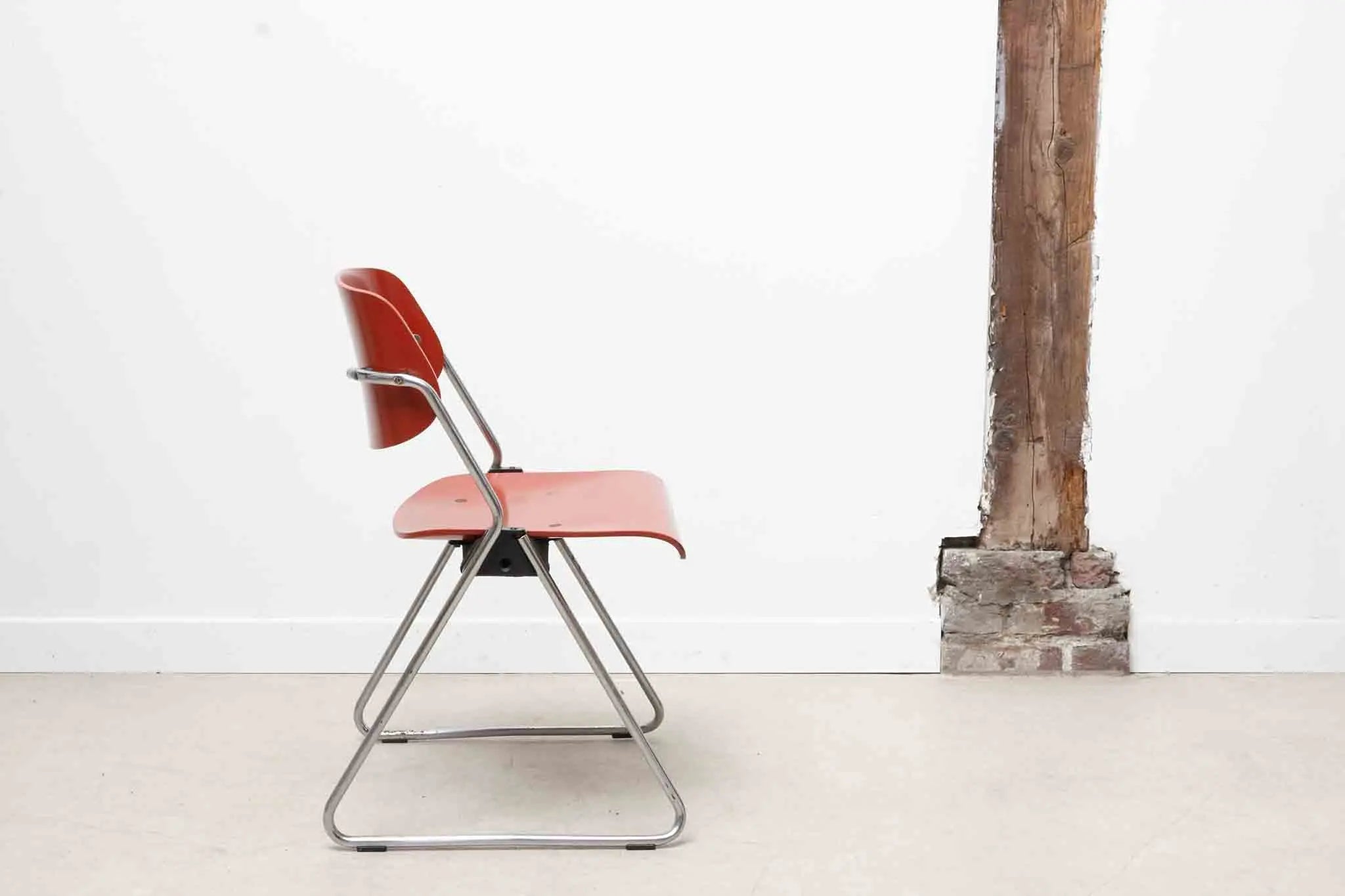 Chaise Wilkhahn rouge Cartel de Belleville