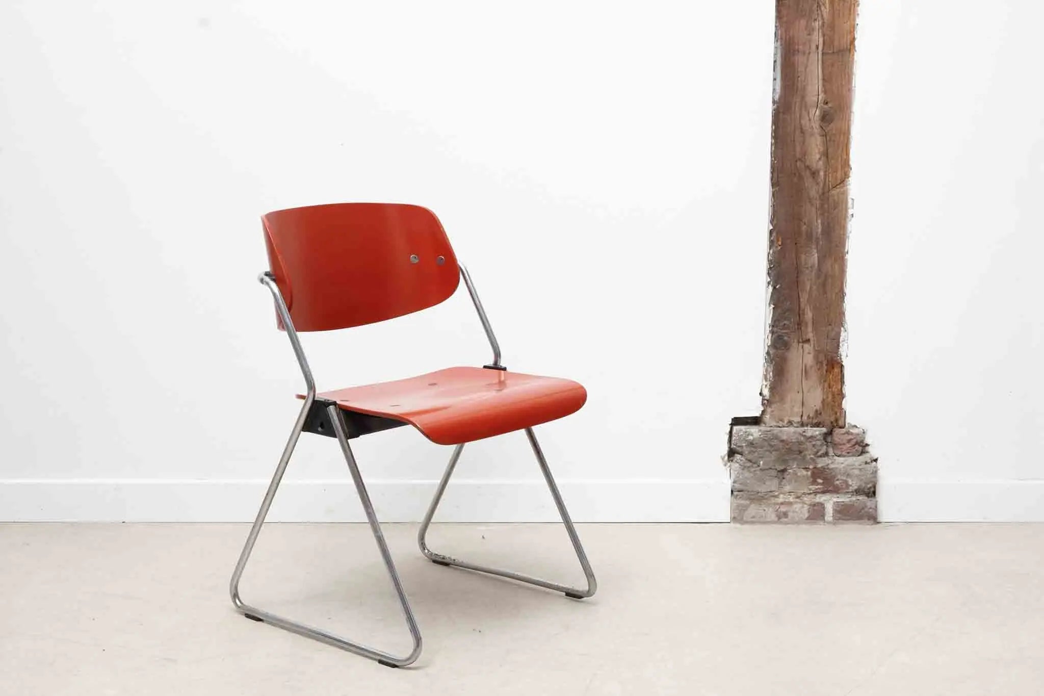 Chaise Wilkhahn rouge Cartel de Belleville
