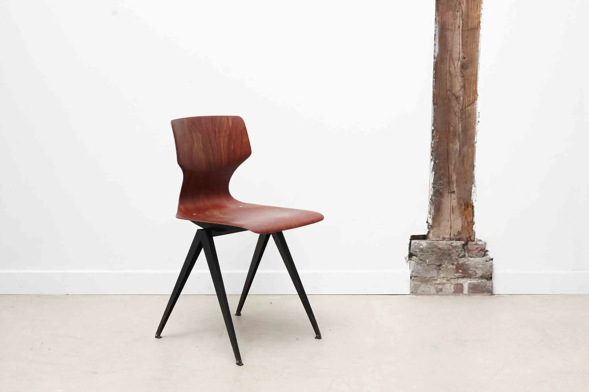 Chaise Galvanitas S19 1ère édition acajou / noir Cartel de Belleville