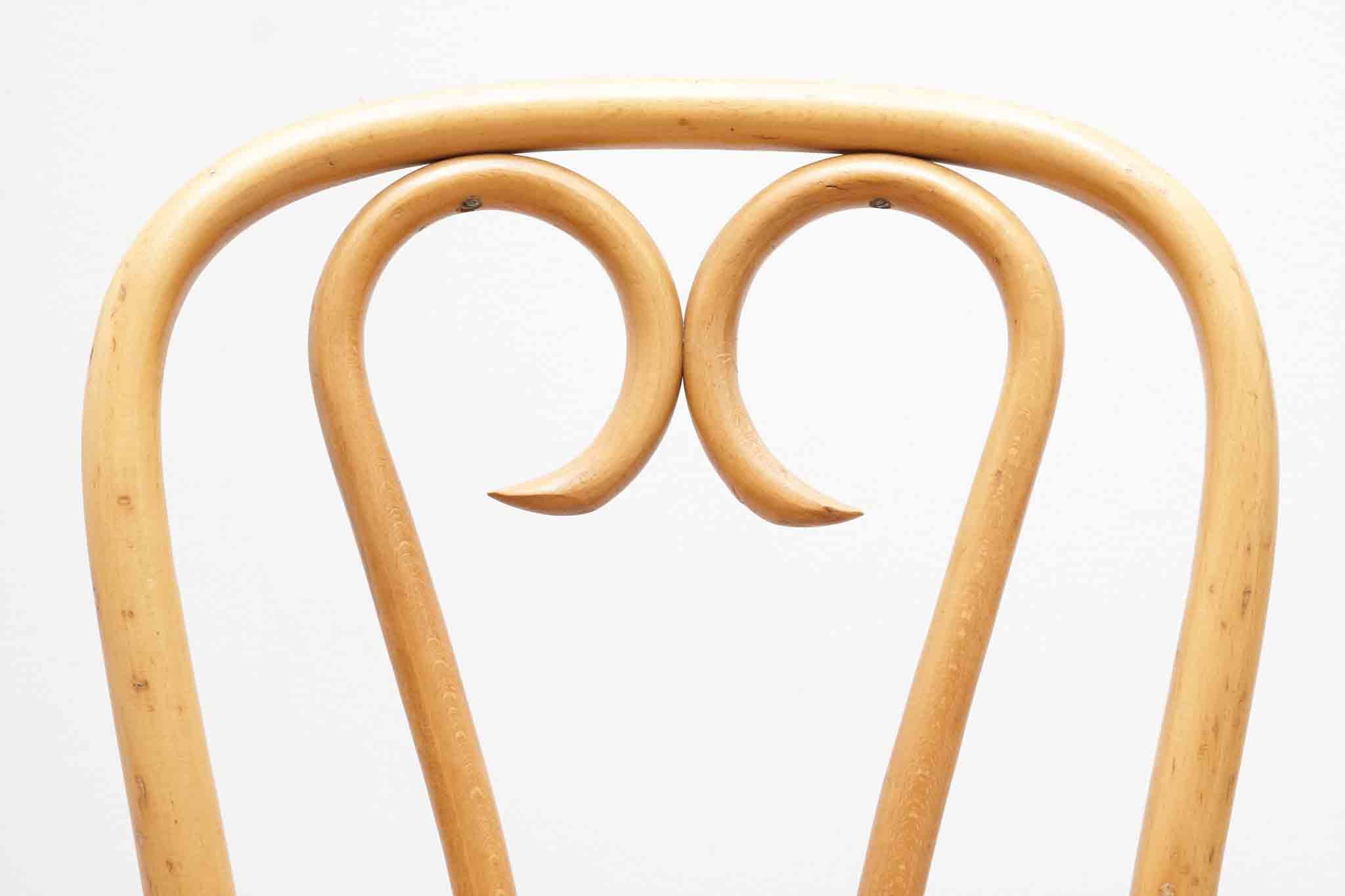 Chaise bistrot coeur style Thonet hêtre Cartel de Belleville