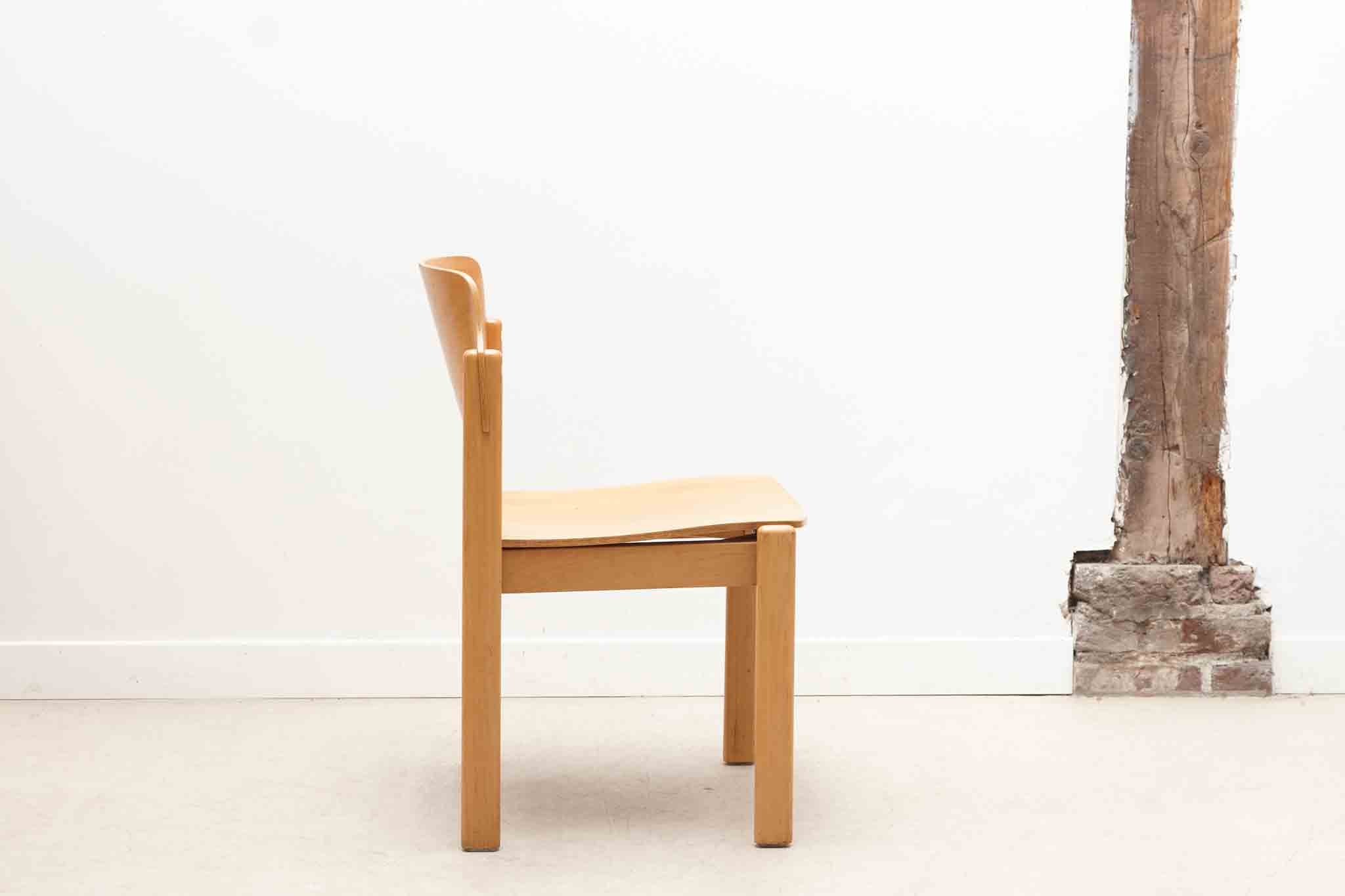 Chaise style scandinave dossier évasé