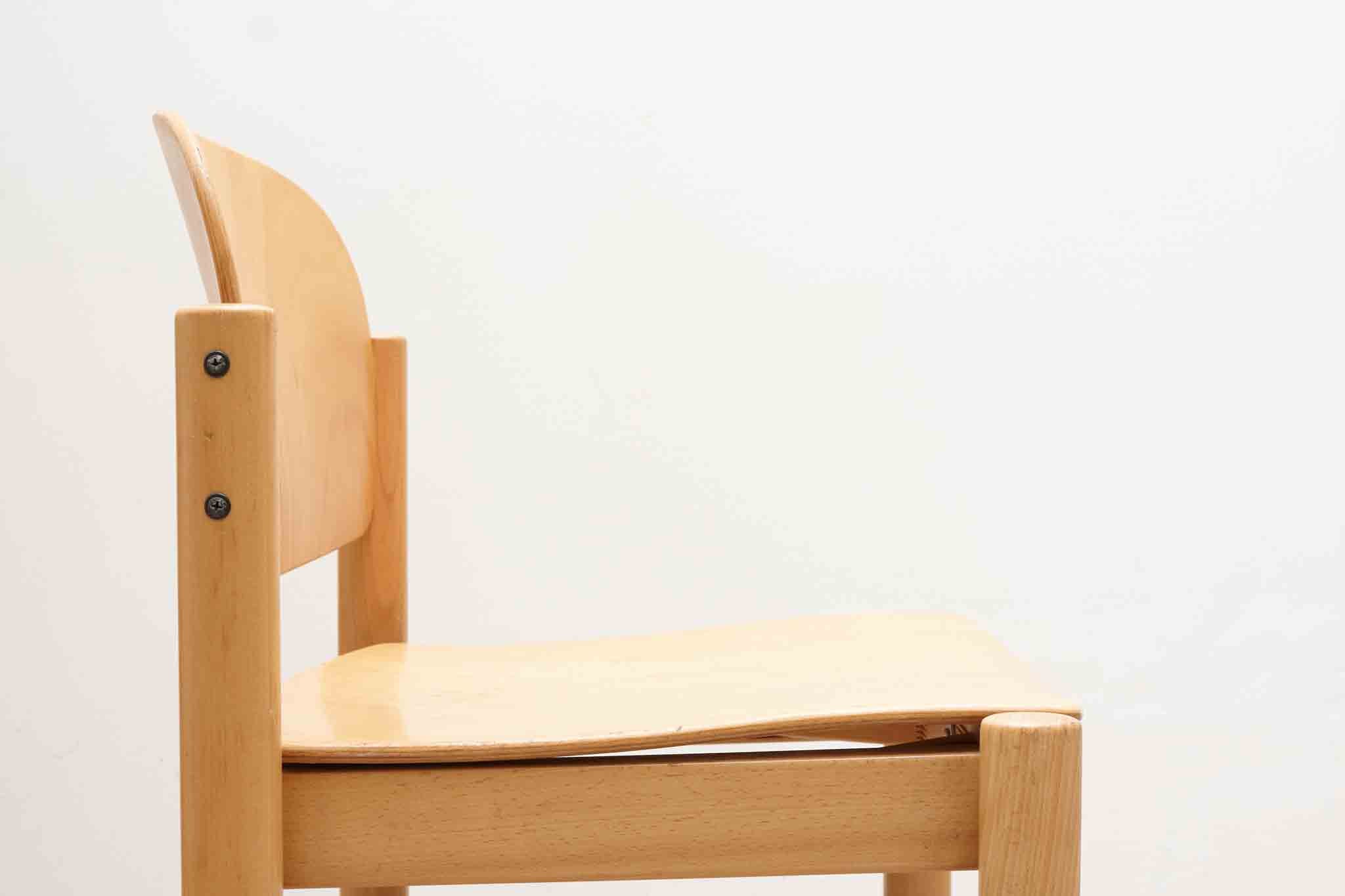 Chaise style scandinave à dossier rond