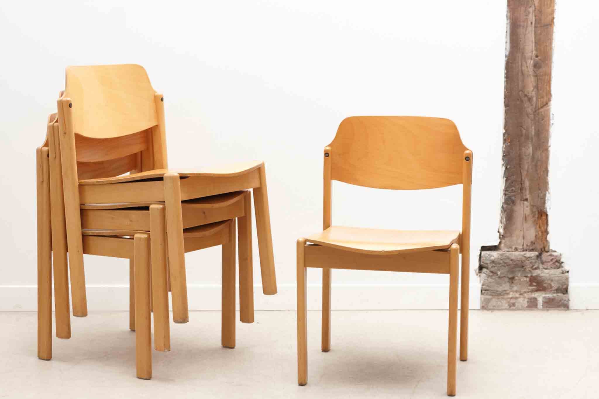 Chaise style scandinave dossier évasé