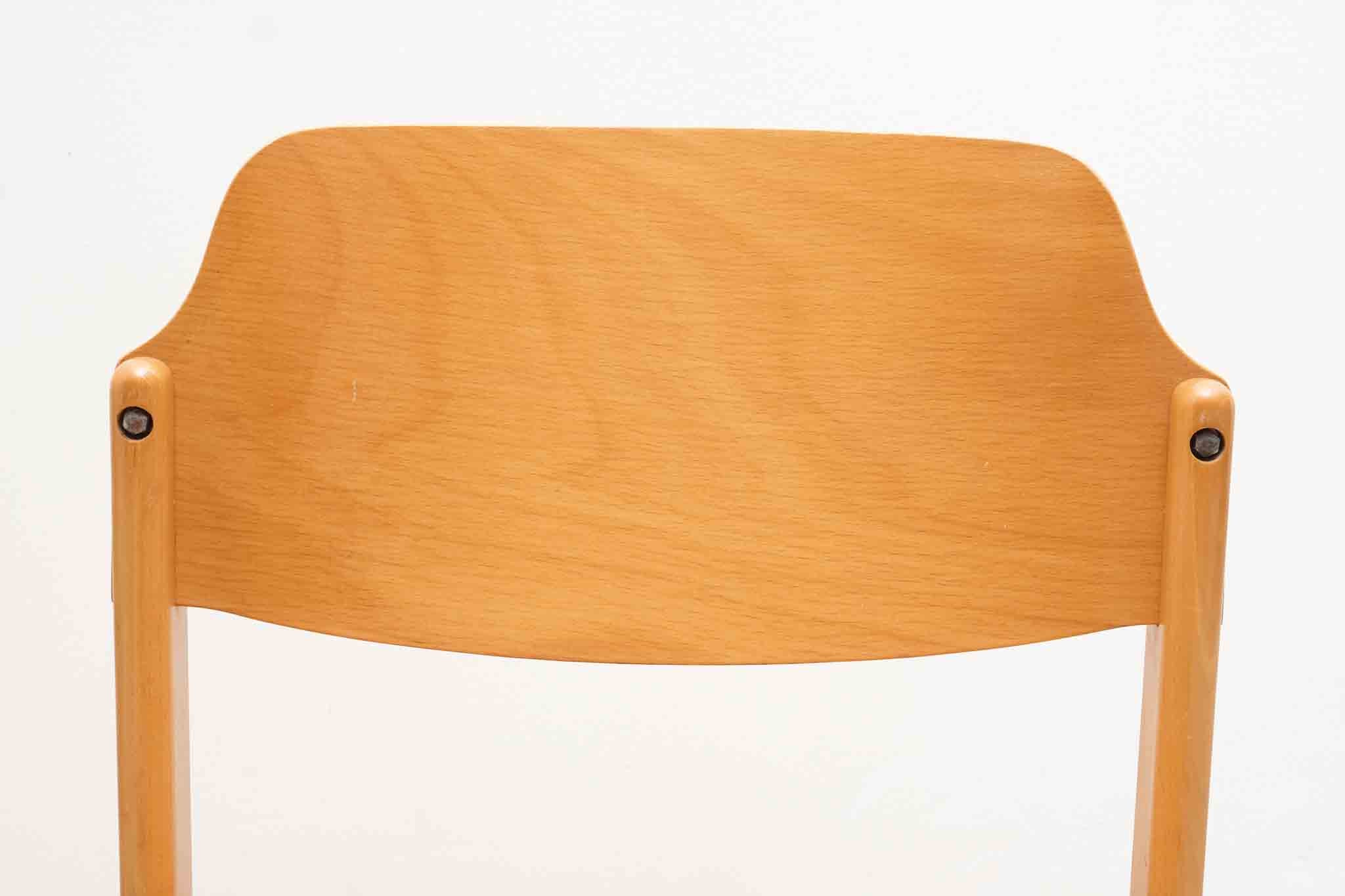 Chaise style scandinave dossier évasé