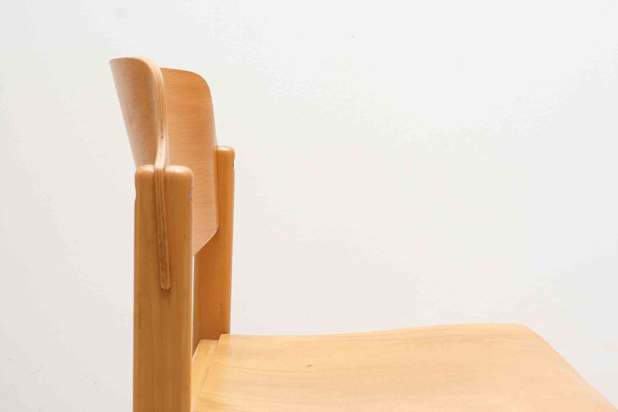 Chaise style scandinave dossier évasé