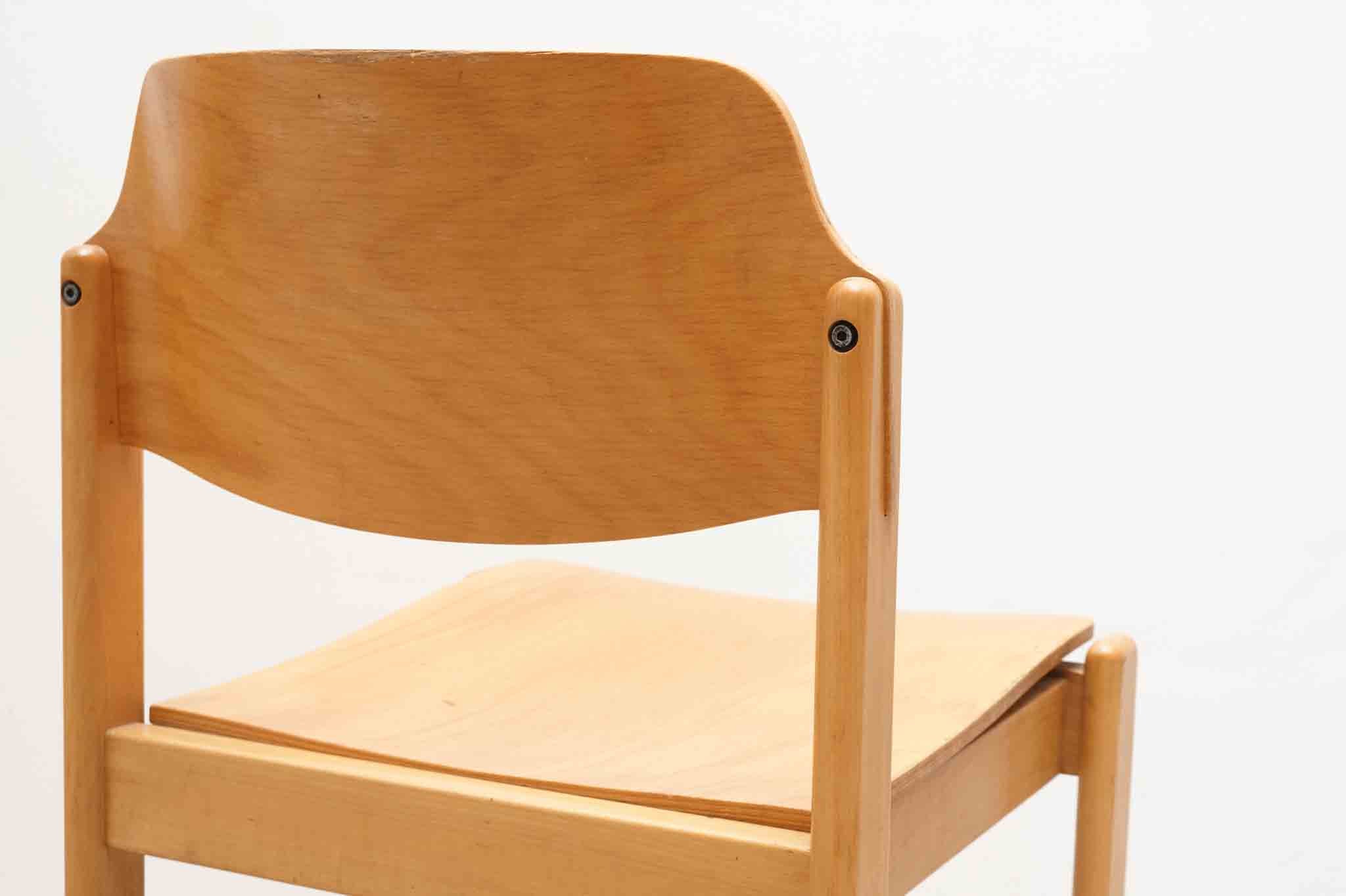 Chaise style scandinave dossier évasé