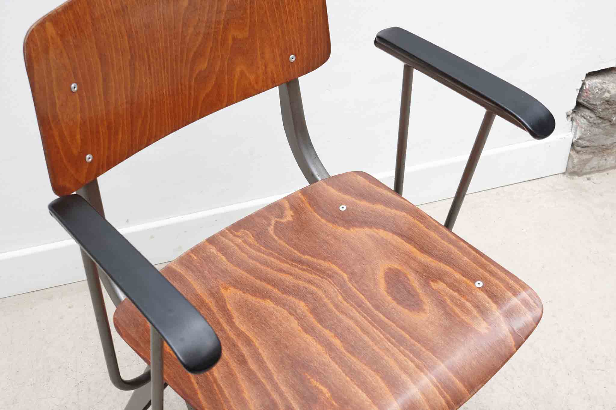Chaise style Friso avec accoudoirs chene et metal Cartel de Belleville