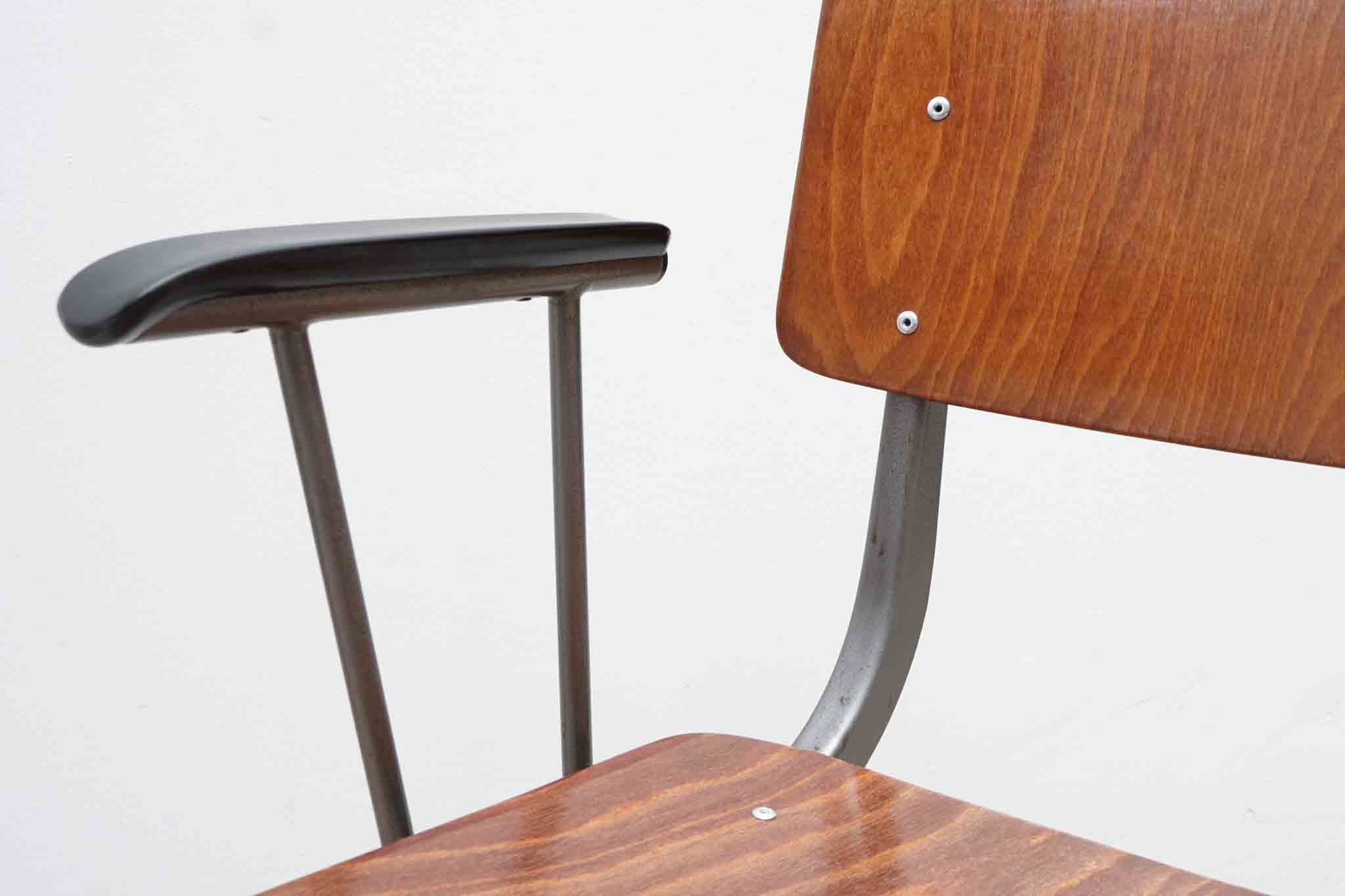 Chaise style Friso avec accoudoirs chene et metal Cartel de Belleville