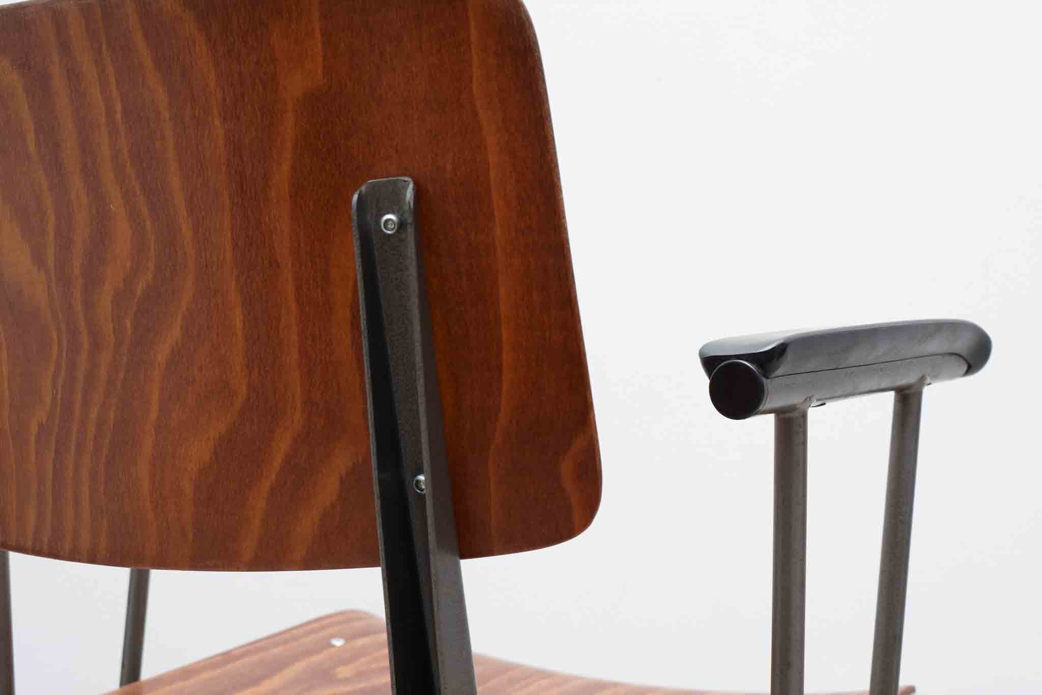 Chaise style Friso avec accoudoirs chene et metal