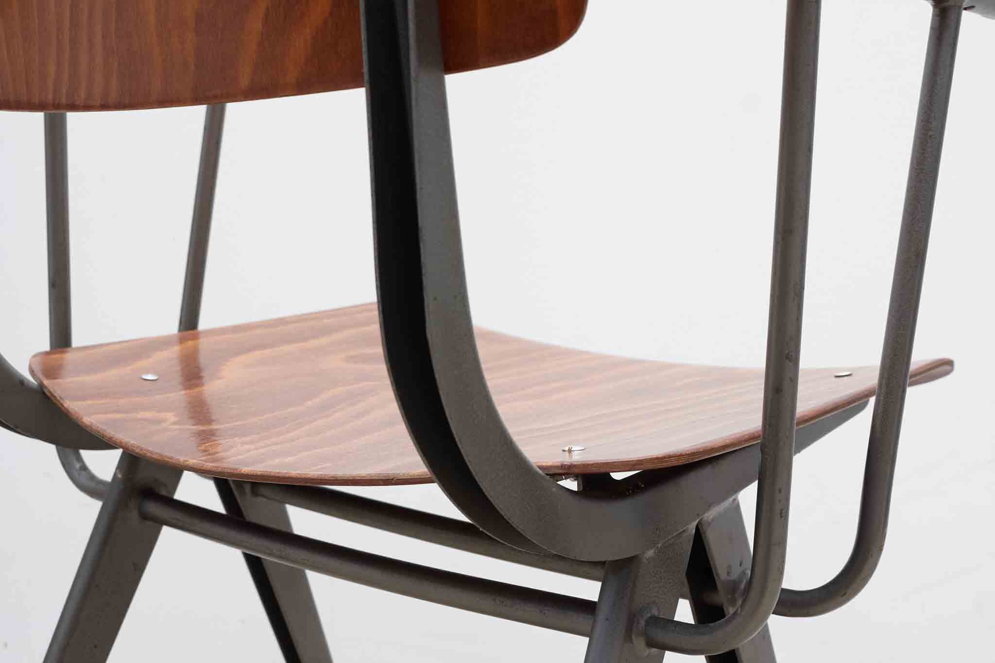 Chaise style Friso avec accoudoirs chene et metal Cartel de Belleville