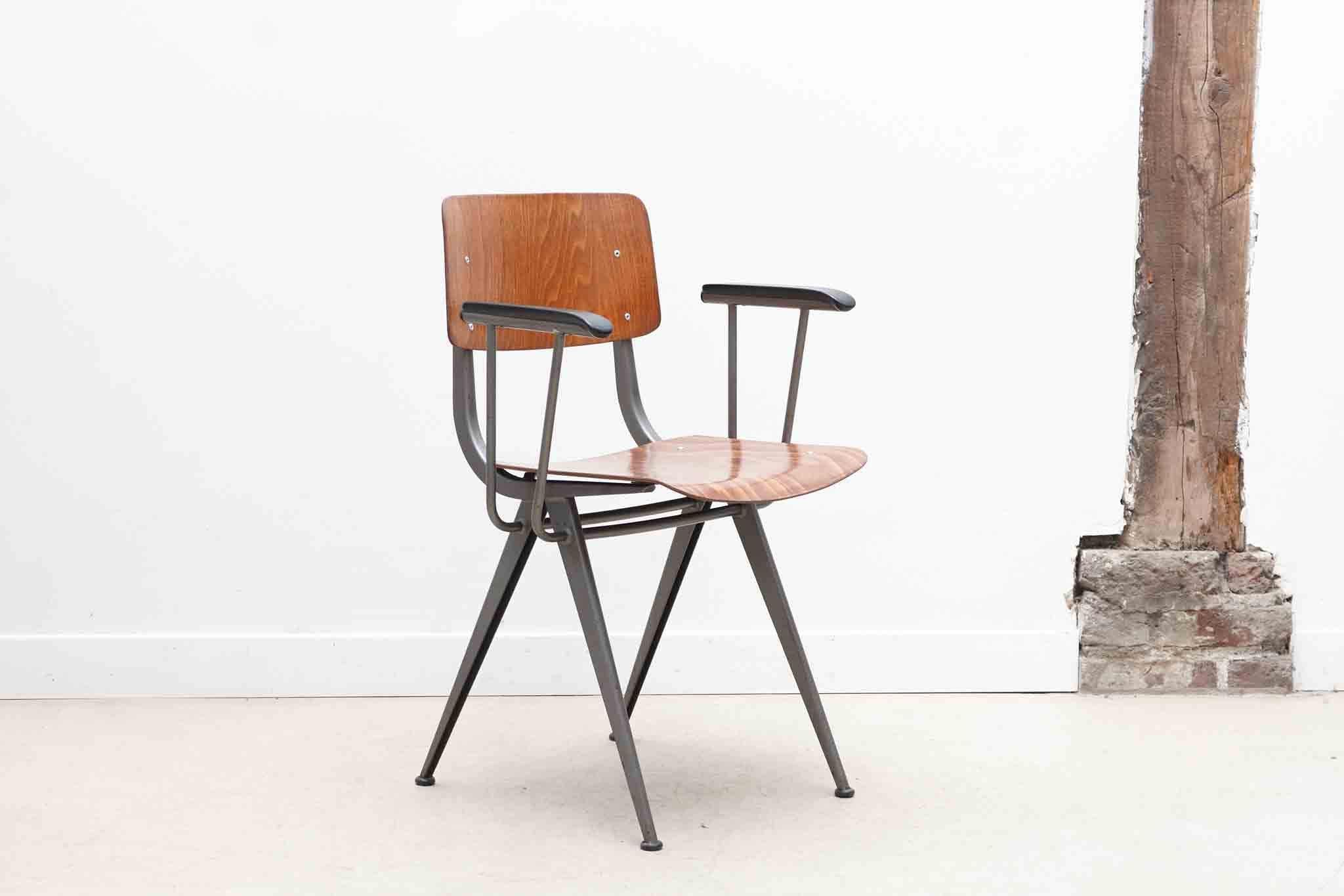 Chaise style Friso avec accoudoirs chene et metal Cartel de Belleville
