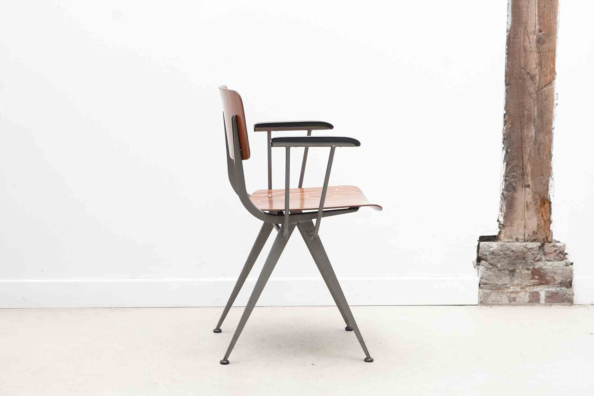 Chaise style Friso avec accoudoirs chene et metal Cartel de Belleville