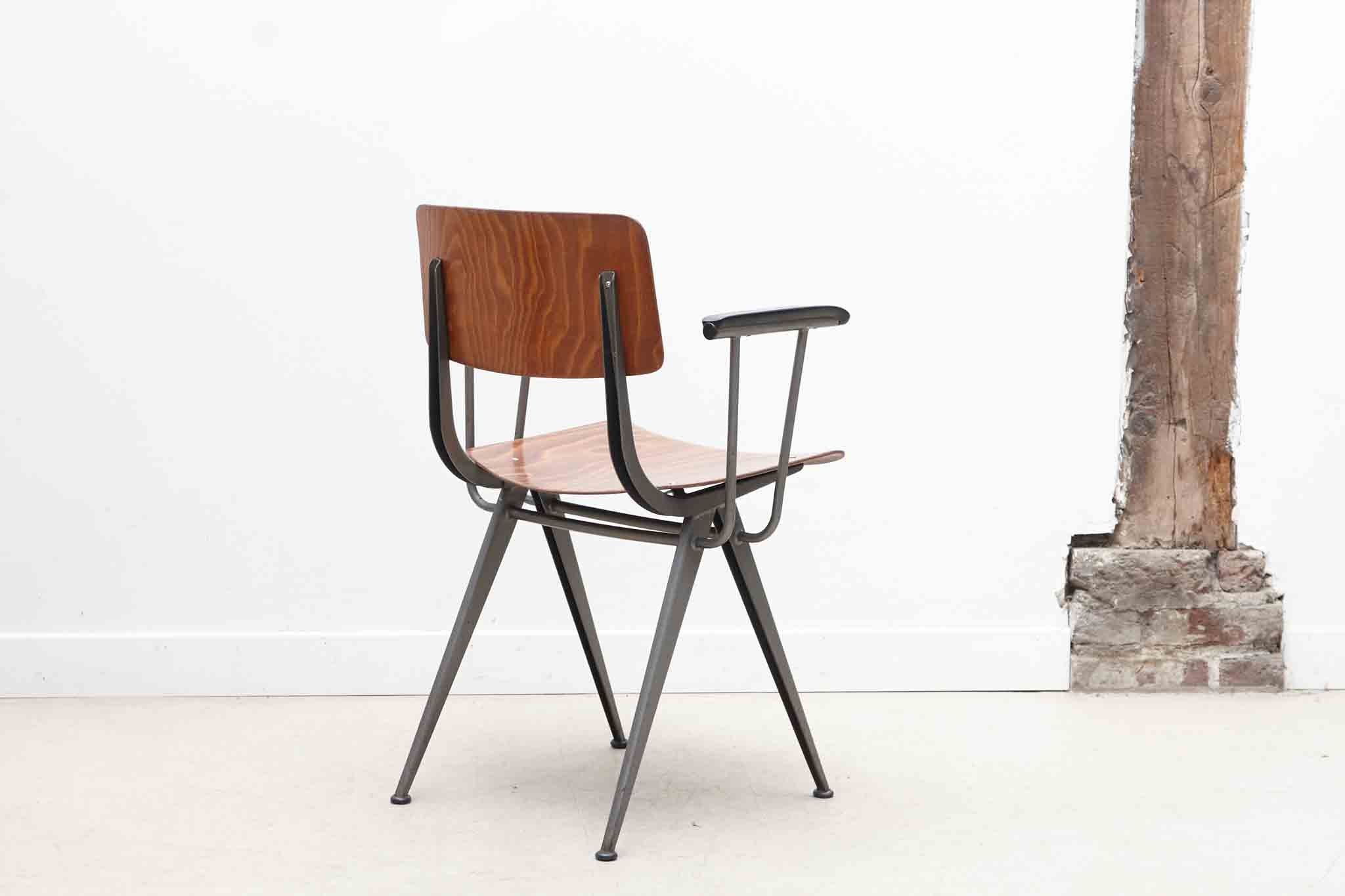 Chaise style Friso avec accoudoirs chene et metal Cartel de Belleville