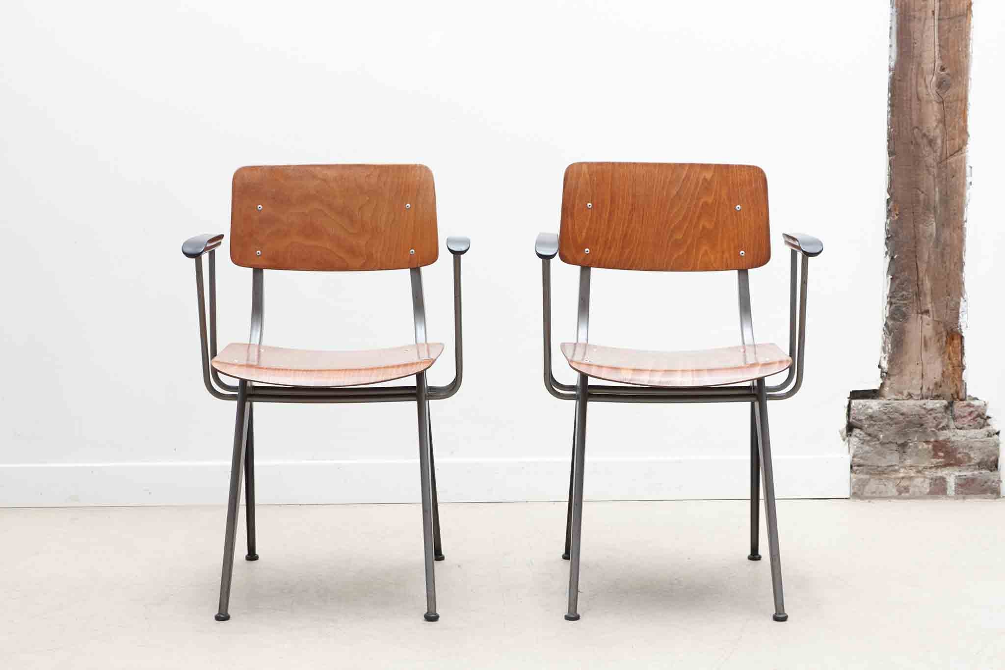 Chaise style Friso avec accoudoirs chene et metal