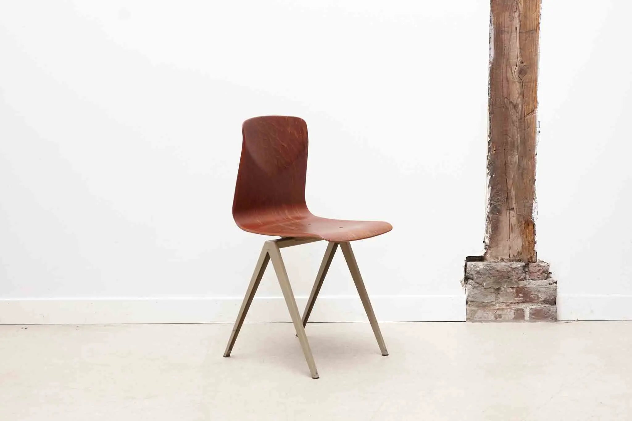 Chaise Galvanitas S19 acajou / beige Cartel de Belleville