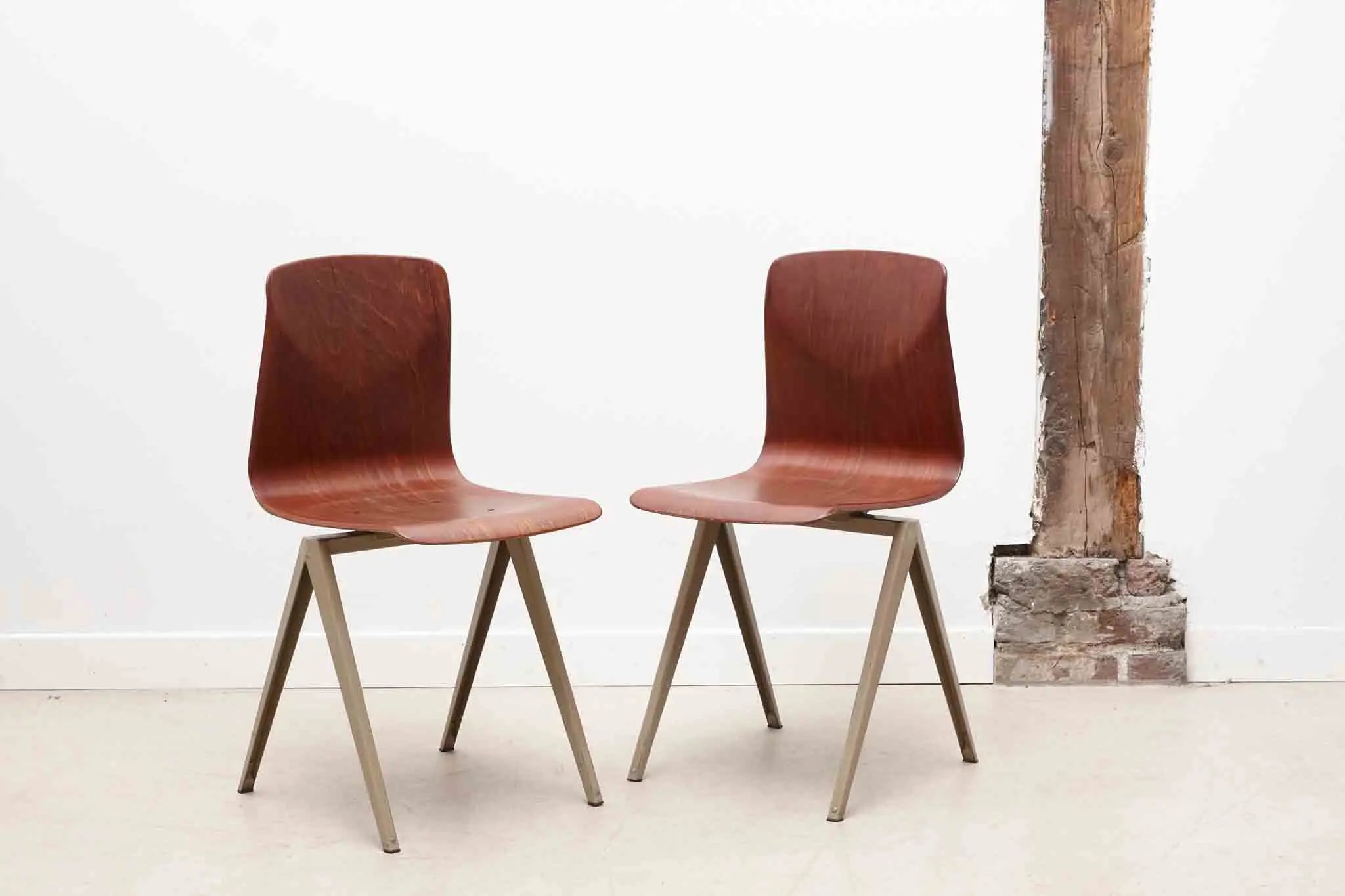 Chaise Galvanitas S19 acajou / beige Cartel de Belleville