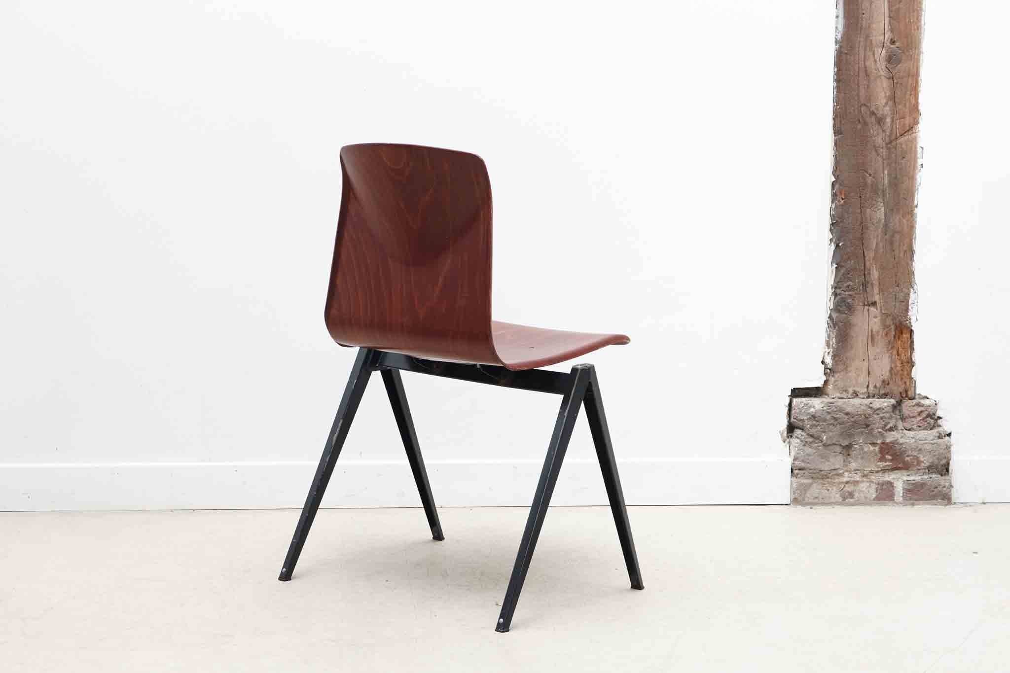 Chaise vintage Galvanitas S22 acajou et noir Cartel de Belleville