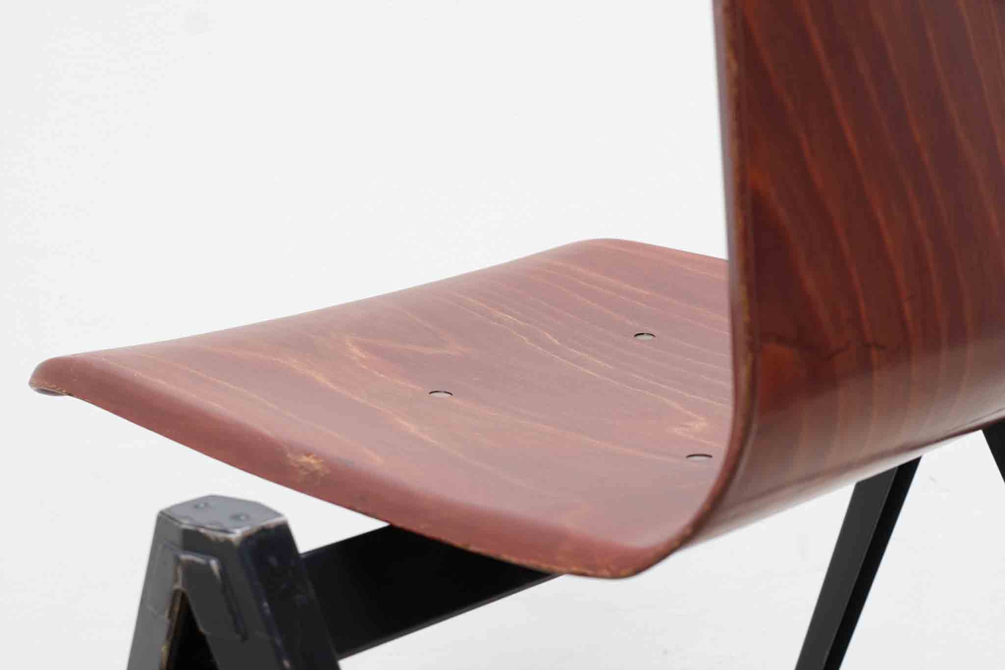 Chaise vintage Galvanitas S22 acajou et noir Cartel de Belleville