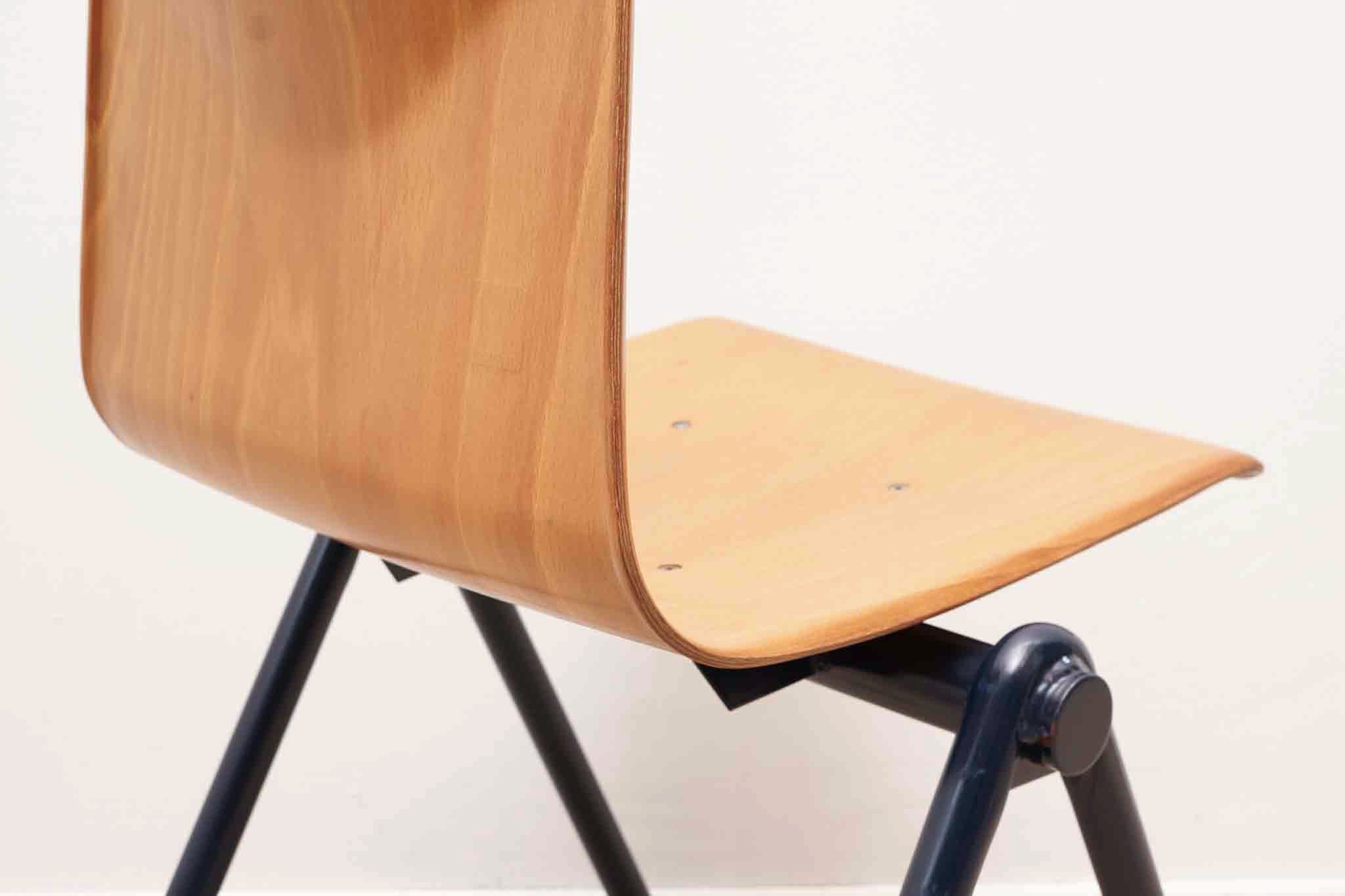 Chaise Galvanitas S30 hêtre et bleu