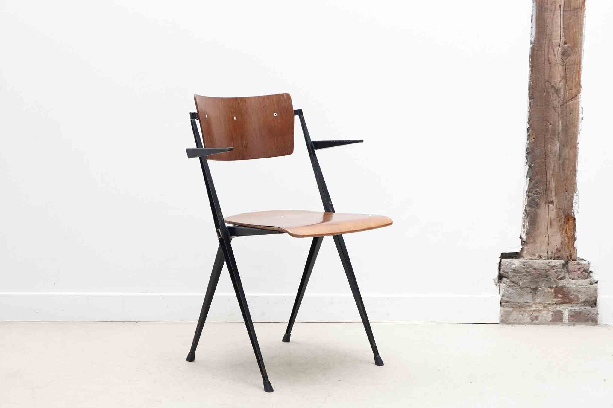 Chaise Pyramide accoudoirs de Wim Rietveld chêne / noir Cartel de Belleville