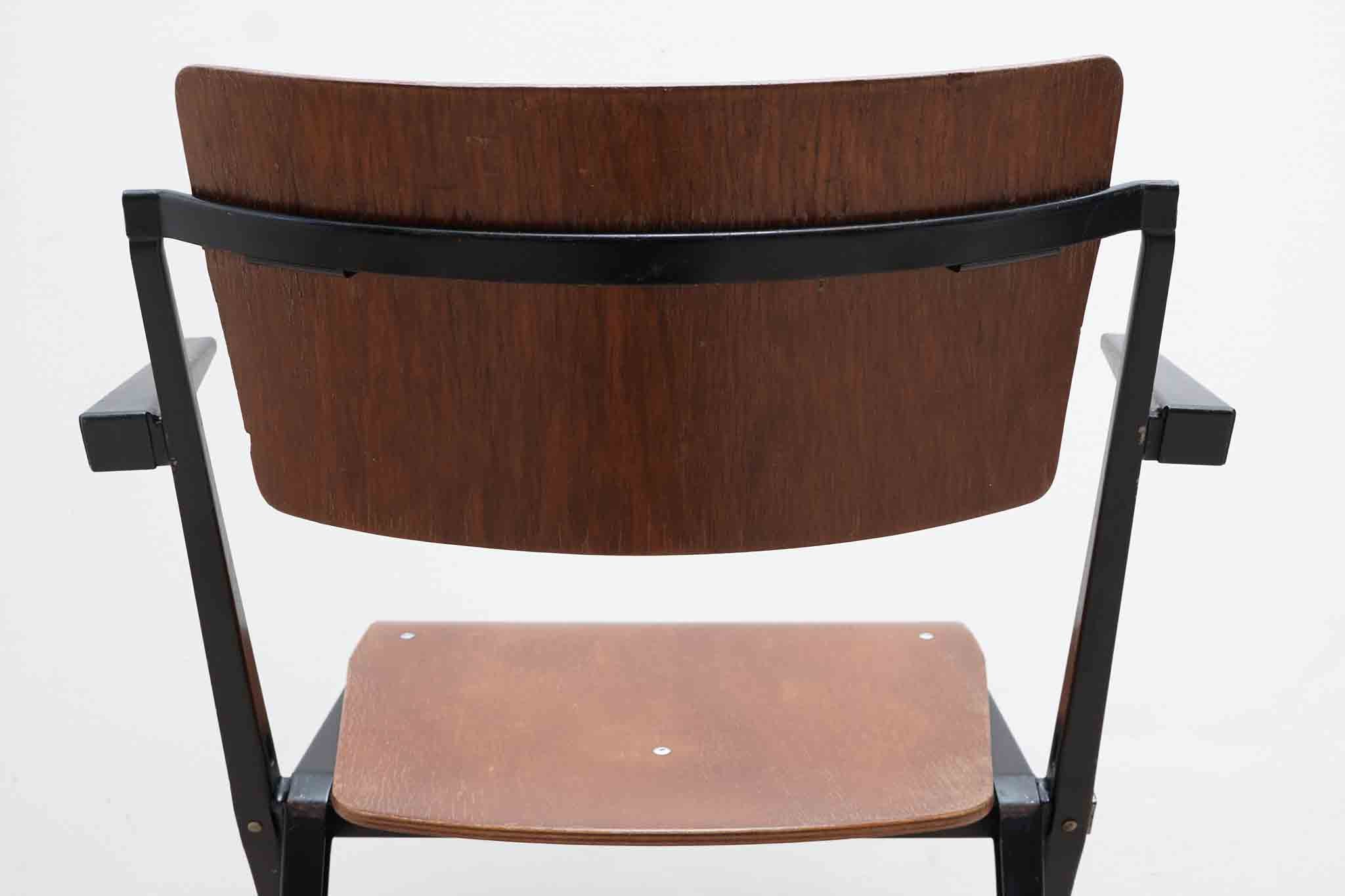 Chaise Pyramide accoudoirs de Wim Rietveld chêne / noir