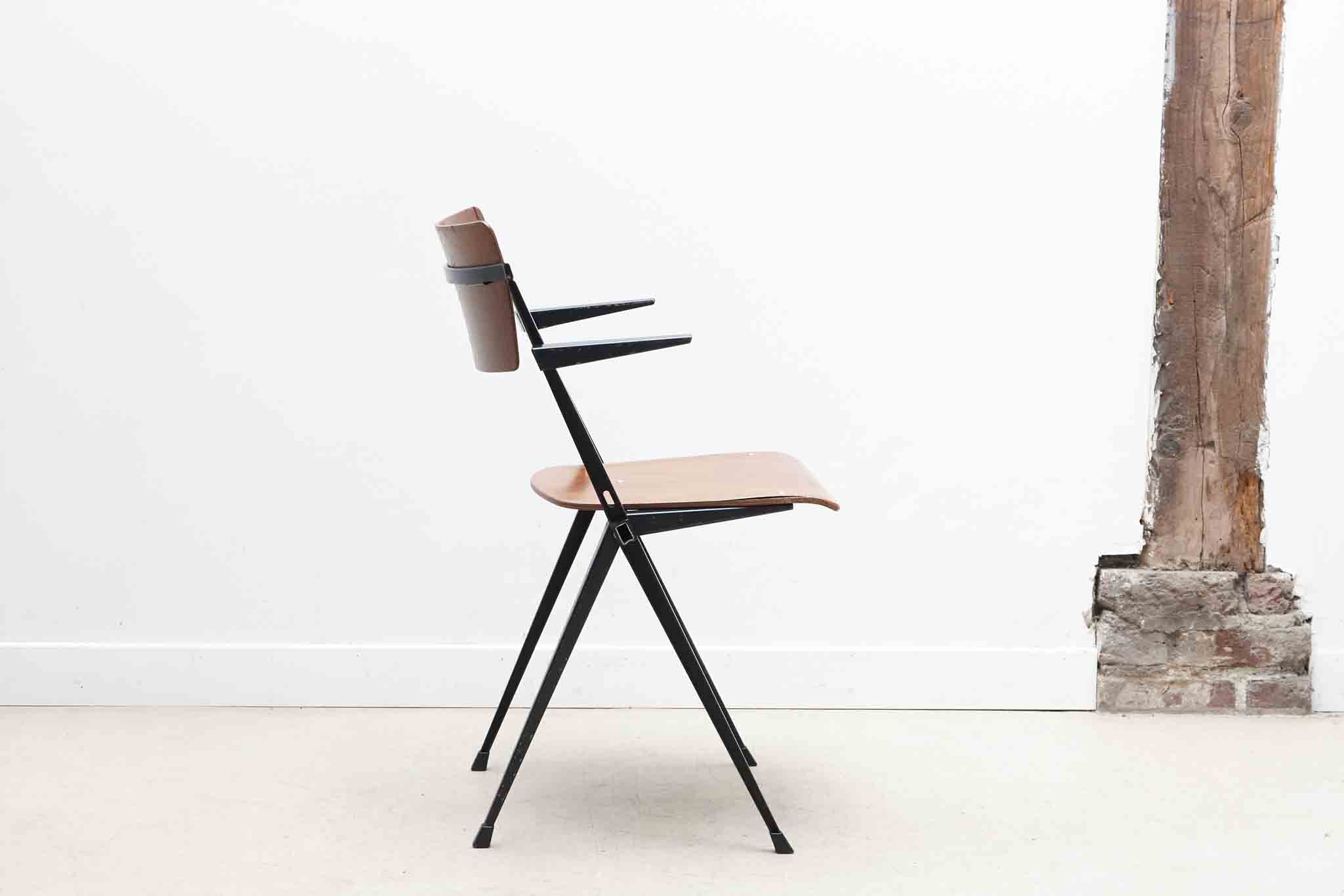 Chaise Pyramide accoudoirs de Wim Rietveld chêne / noir Cartel de Belleville