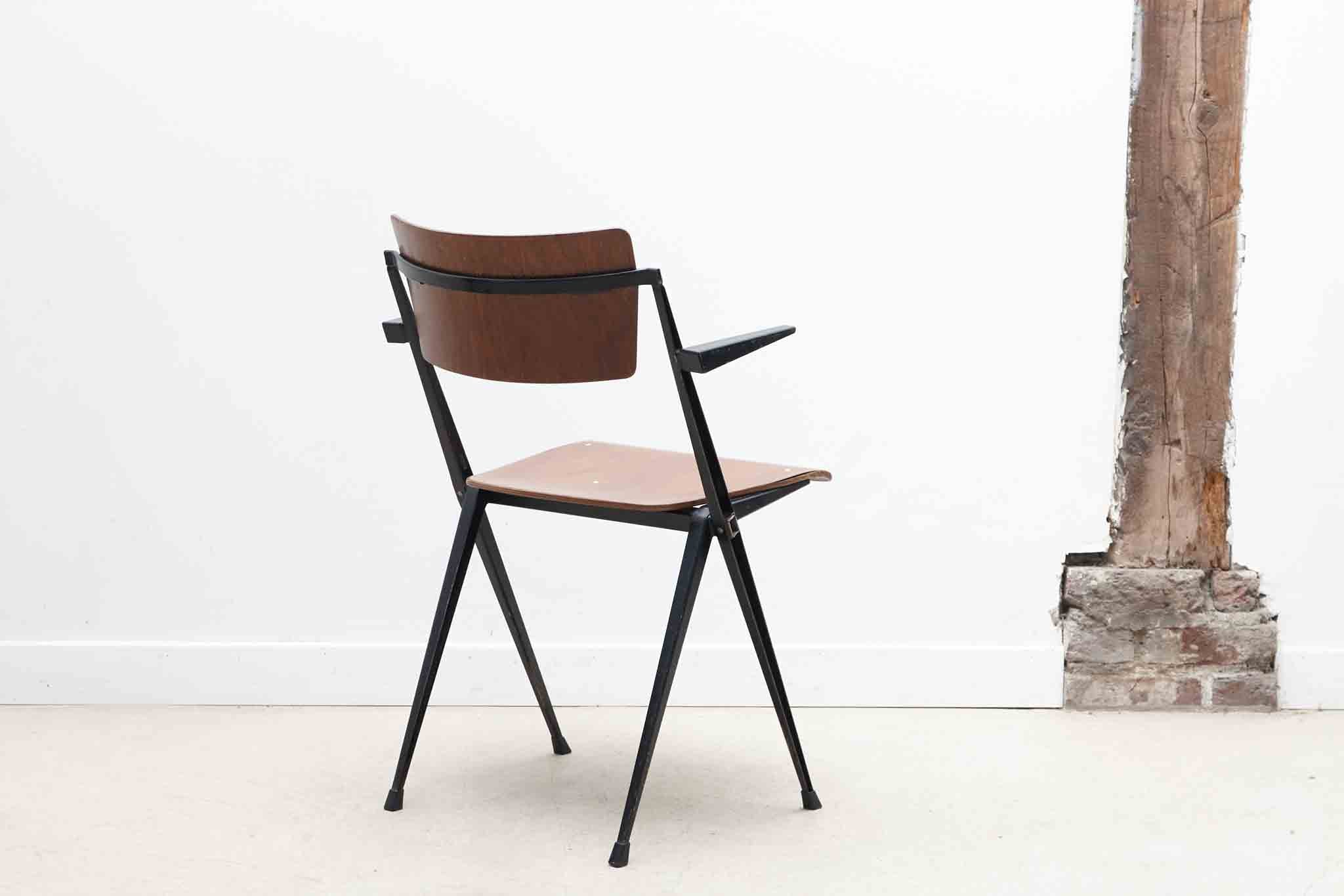 Chaise Pyramide accoudoirs de Wim Rietveld chêne / noir