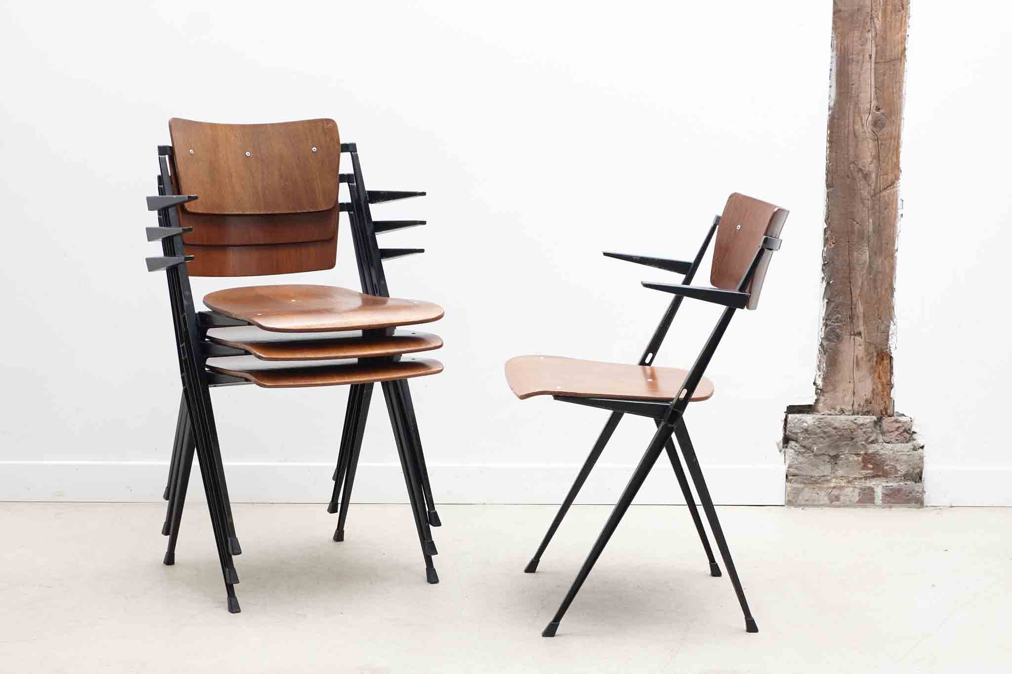 Chaise Pyramide accoudoirs de Wim Rietveld chêne / noir