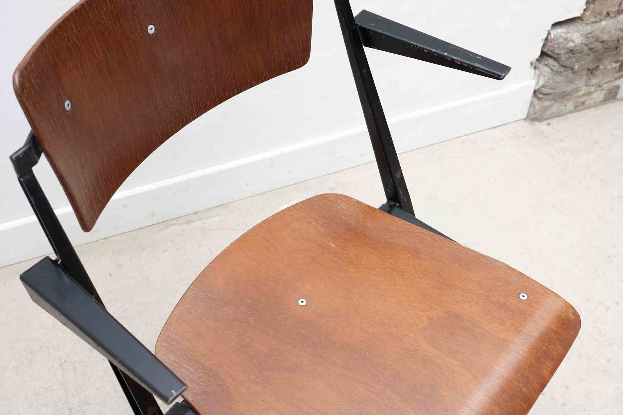 Chaise Pyramide accoudoirs de Wim Rietveld chêne / noir Cartel de Belleville