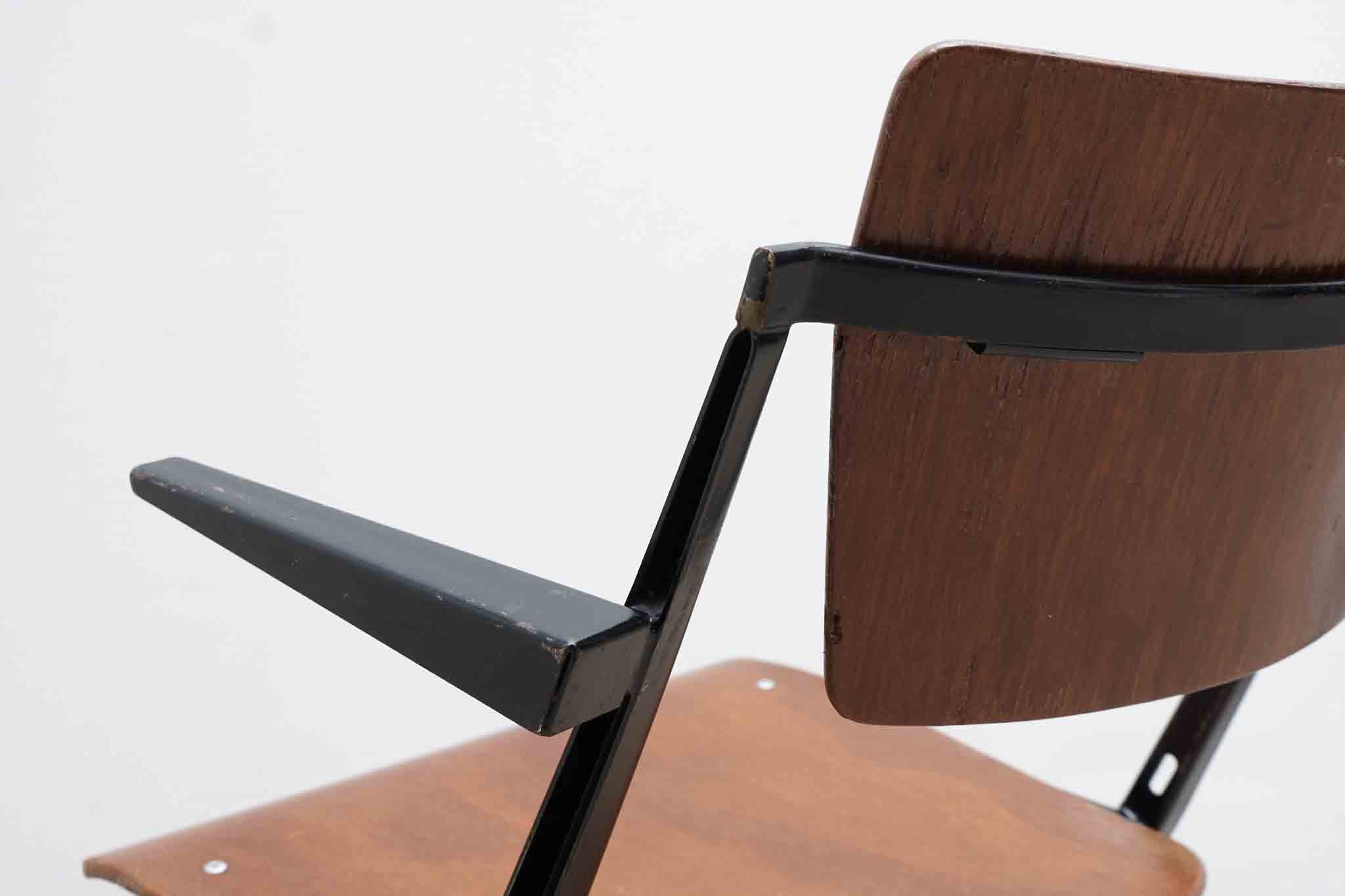 Chaise Pyramide accoudoirs de Wim Rietveld chêne / noir