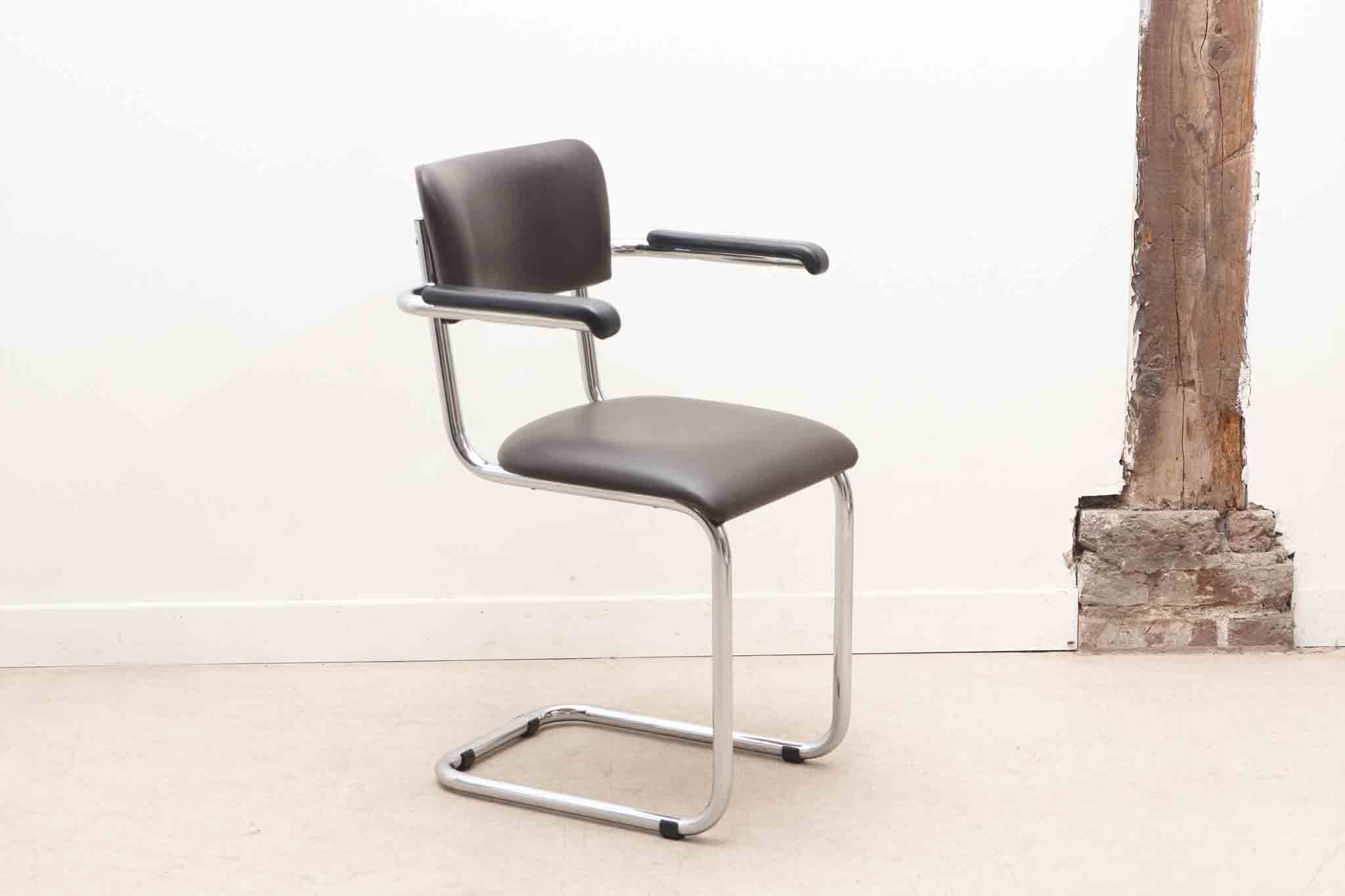 Chaise Tubax en S accoudoirs skaï marron et chrome Cartel de Belleville