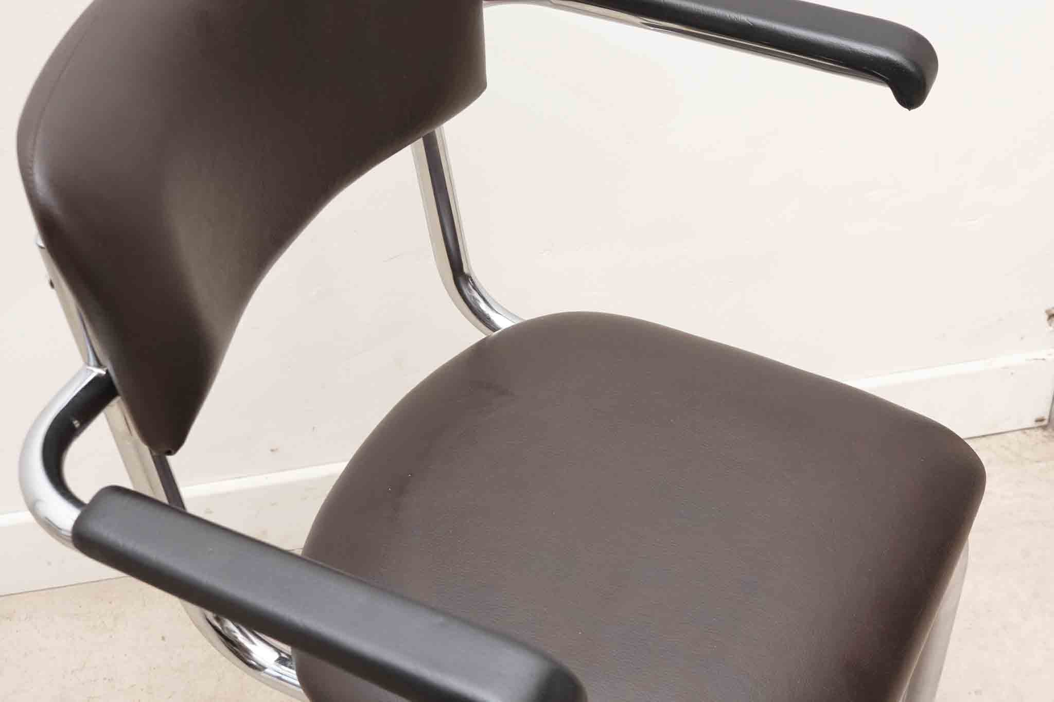 Chaise Tubax en S accoudoirs skaï marron et chrome