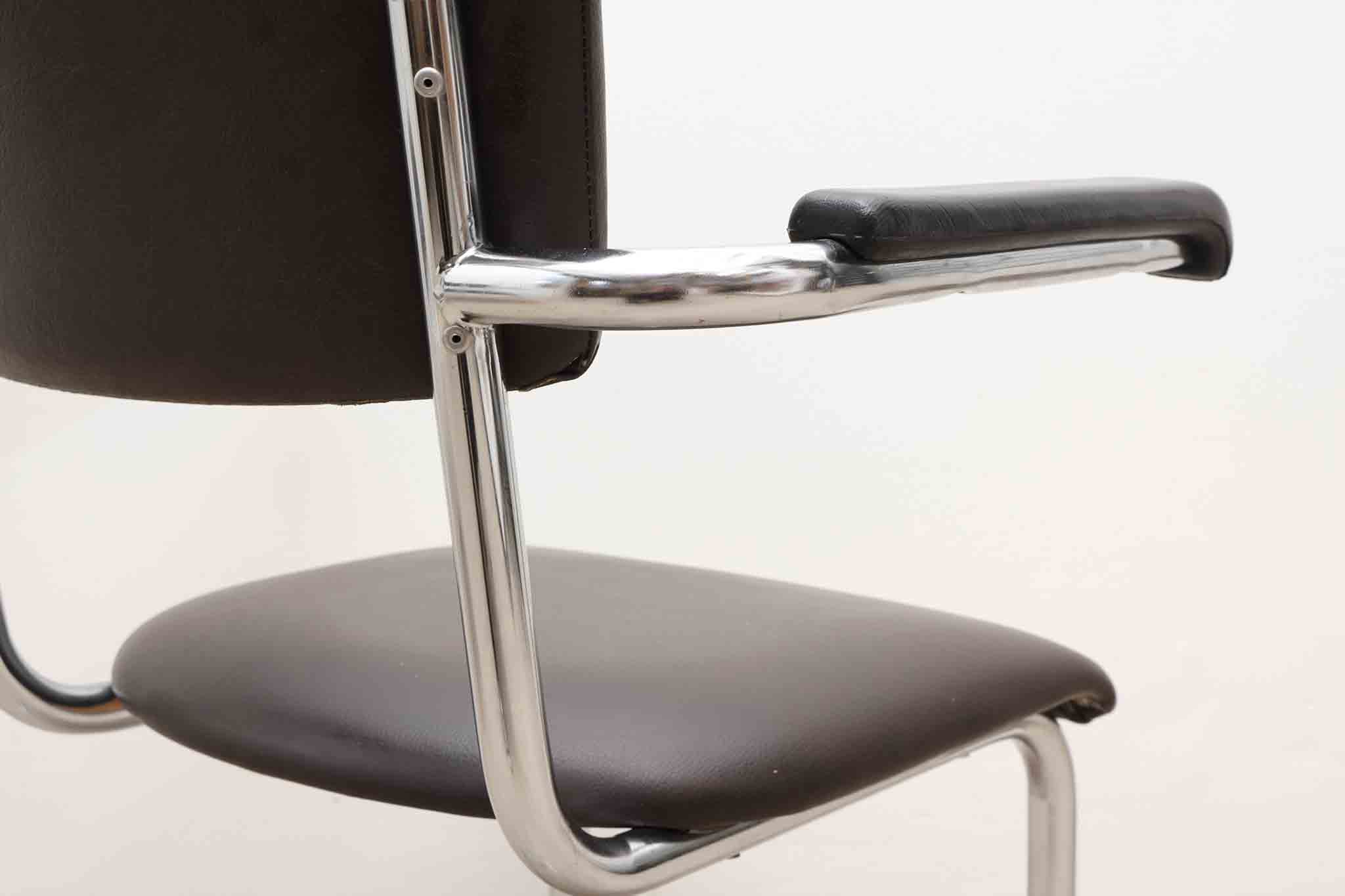Chaise Tubax en S accoudoirs skaï marron et chrome Cartel de Belleville