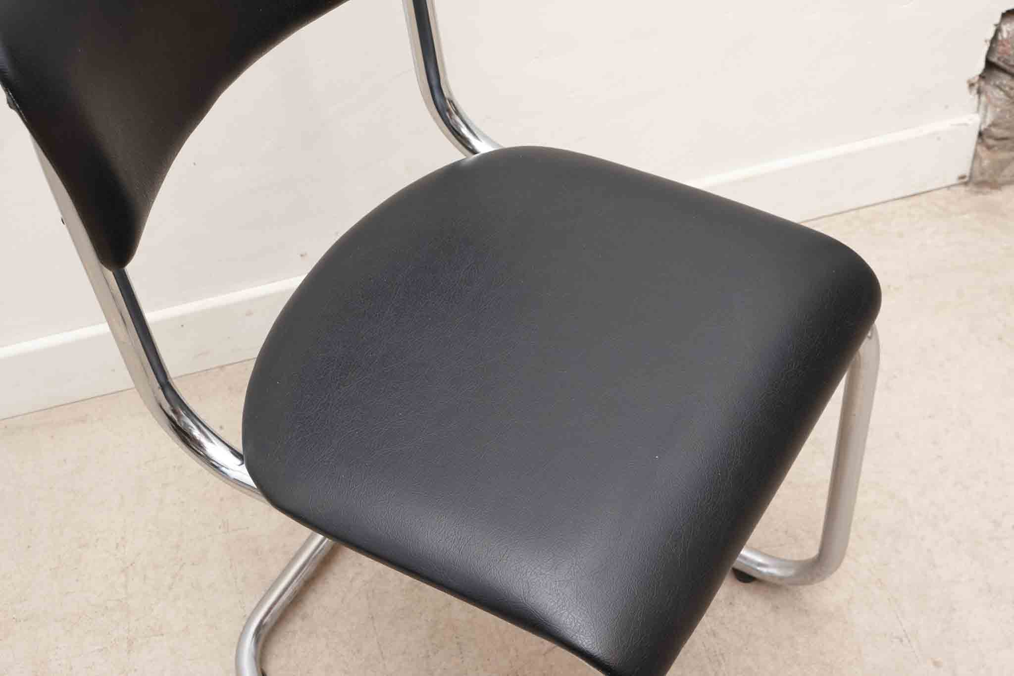 Chaise Tubax en S tapissée skaï noir et chrome