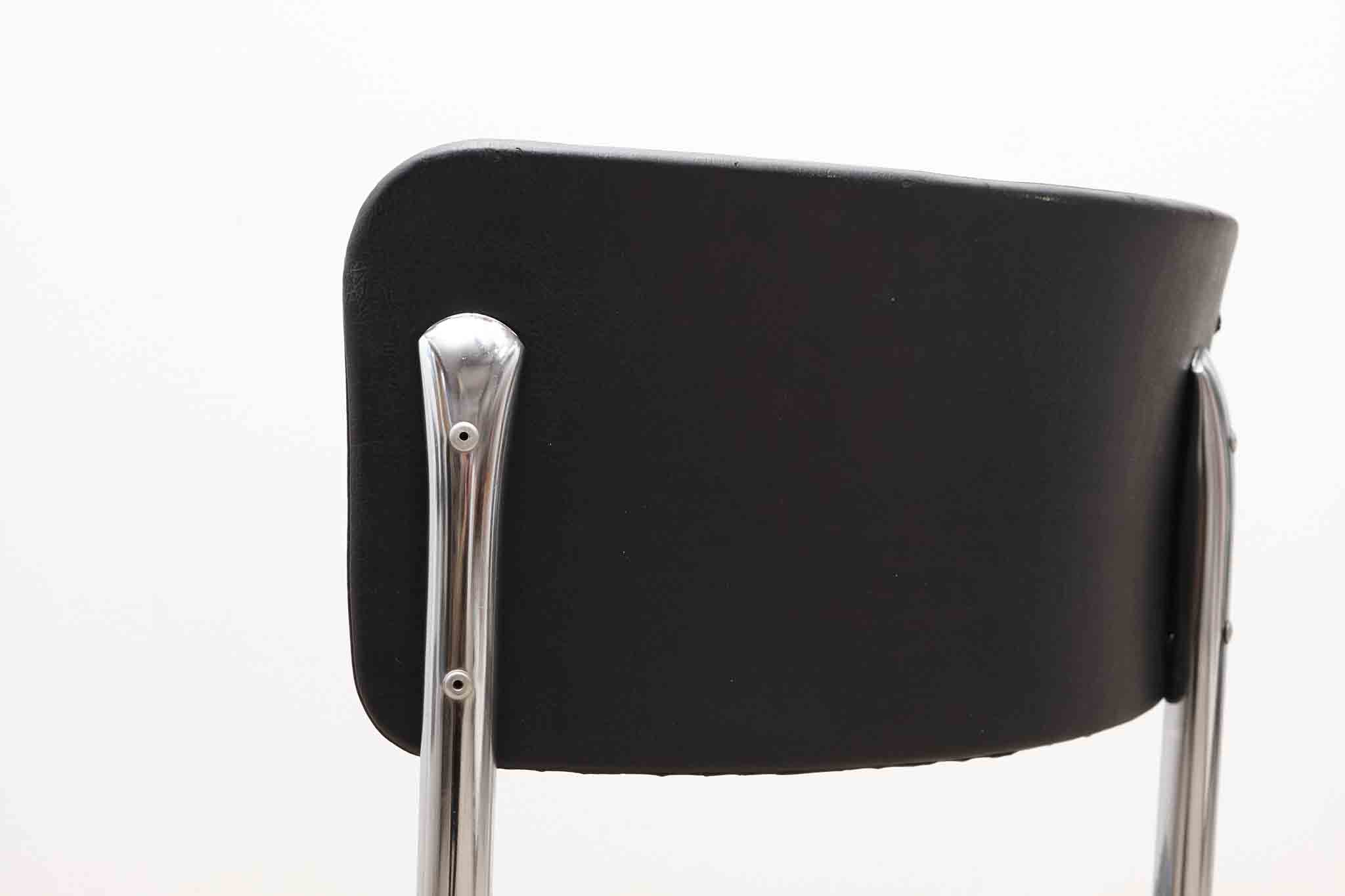 Chaise Tubax en S tapissée skaï noir et chrome