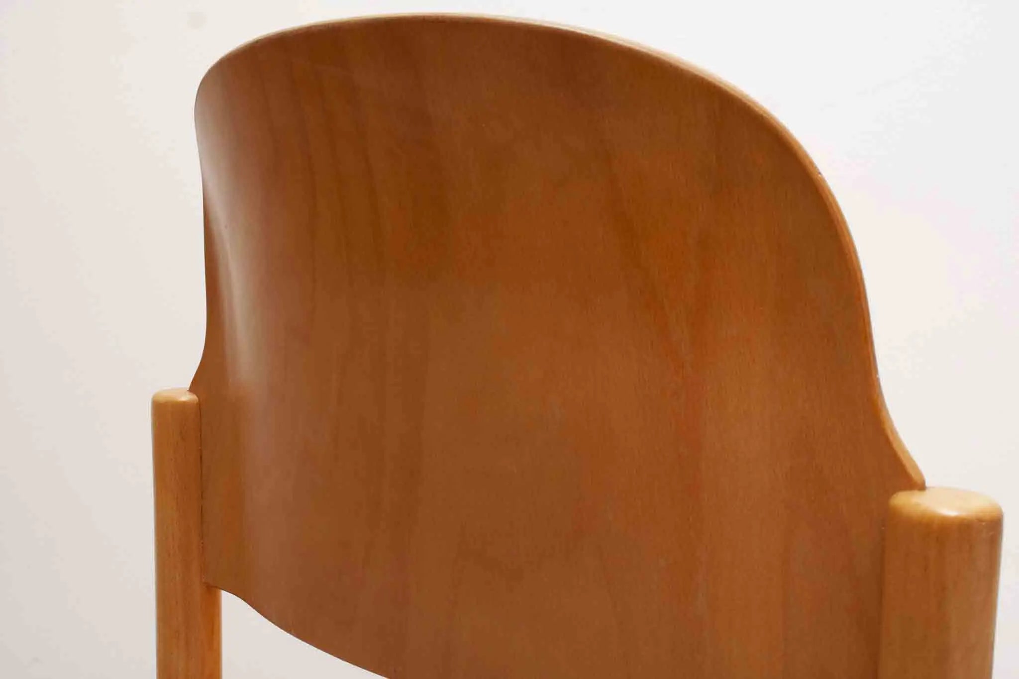 Chaise style scandinave en bois clair courbé Cartel de Belleville