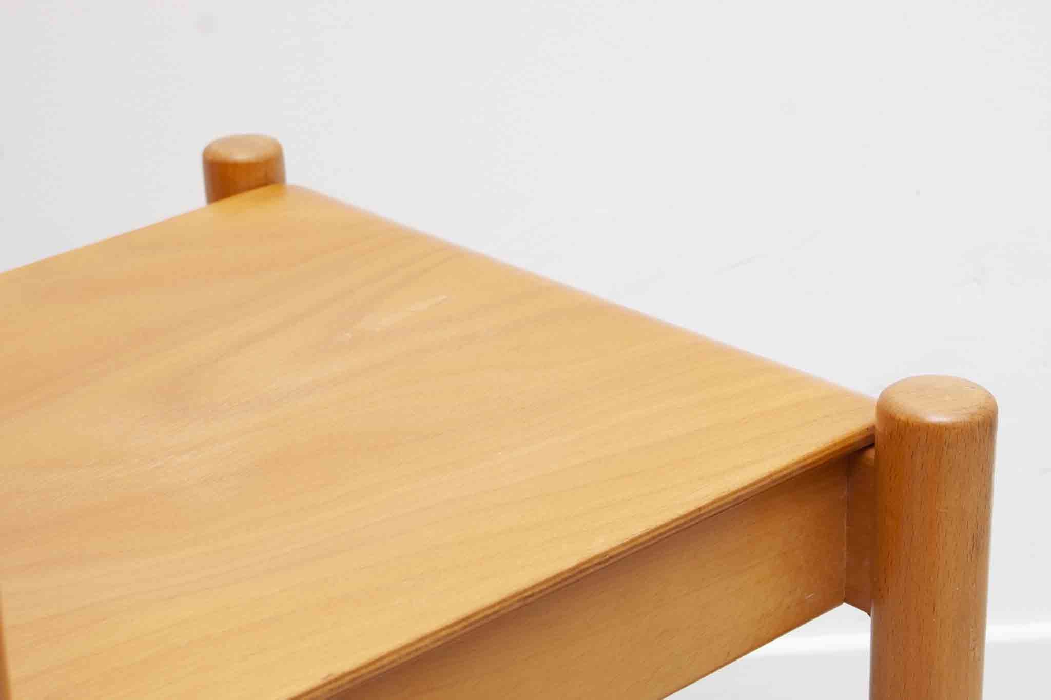 Chaise style scandinave en bois clair courbé