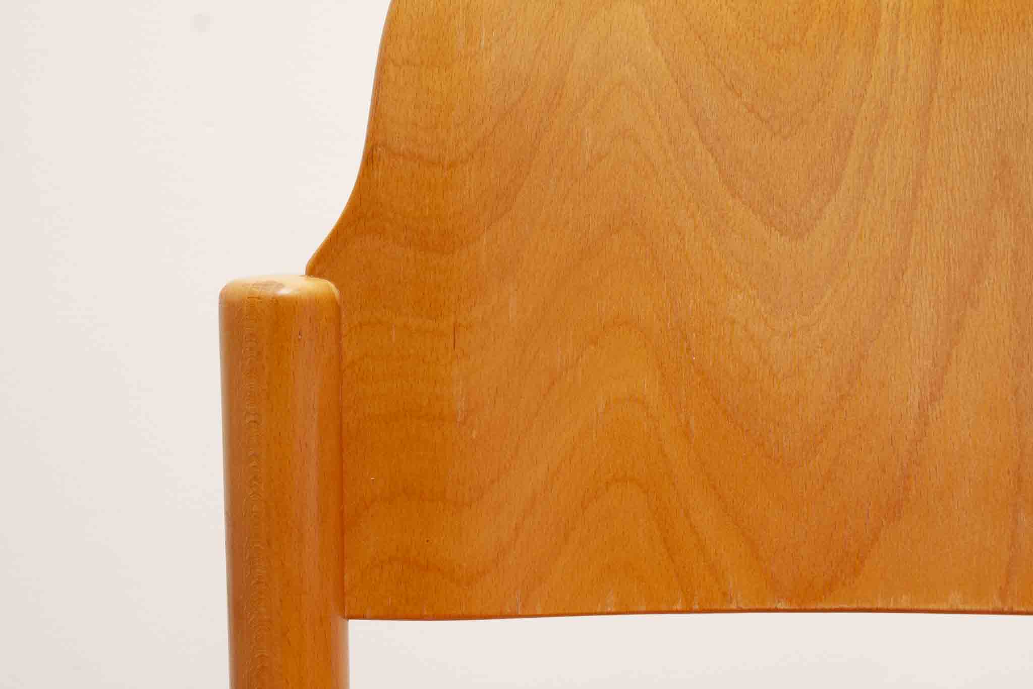 Chaise style scandinave en bois clair courbé