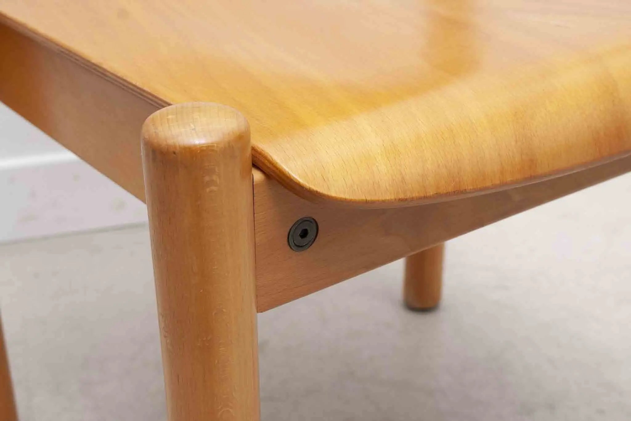 Chaise style scandinave en bois clair courbé Cartel de Belleville