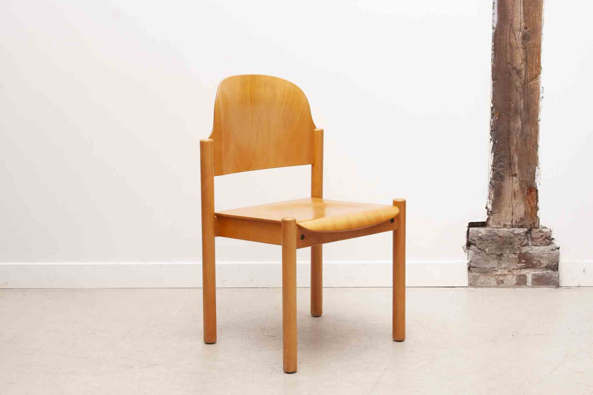 Chaise style scandinave en bois clair courbé