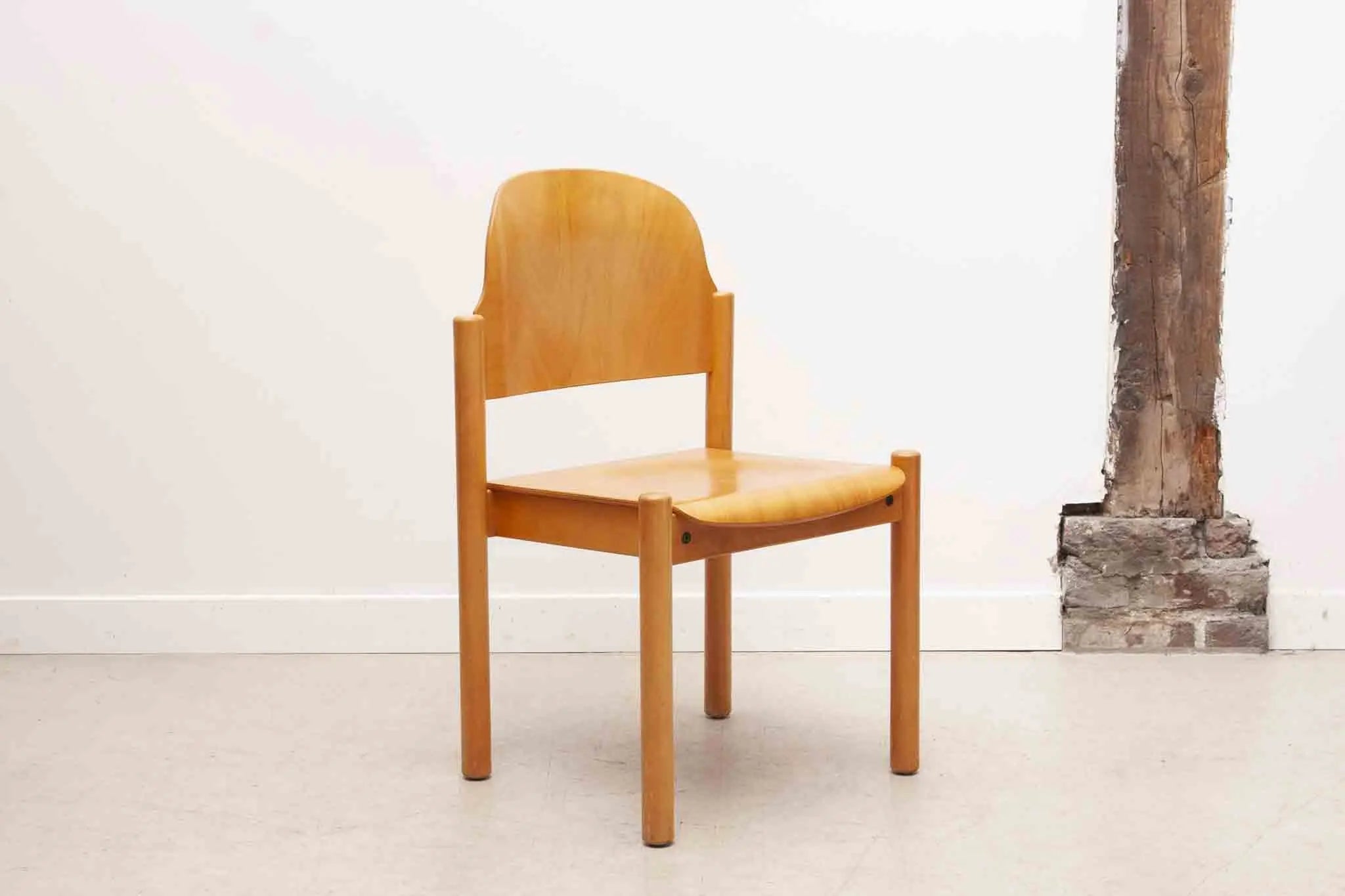 Chaise style scandinave en bois clair courbé Cartel de Belleville