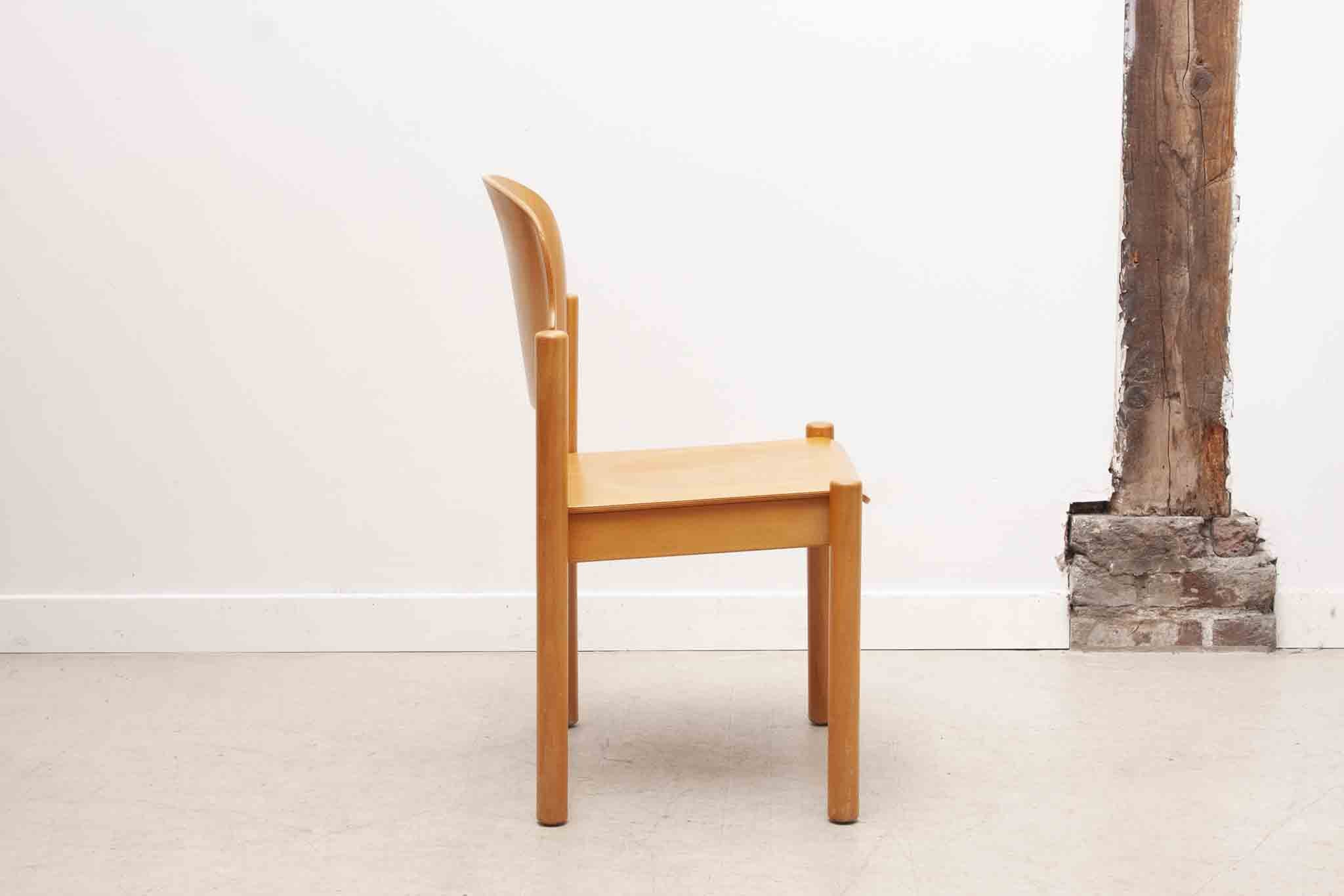 Chaise style scandinave en bois clair courbé