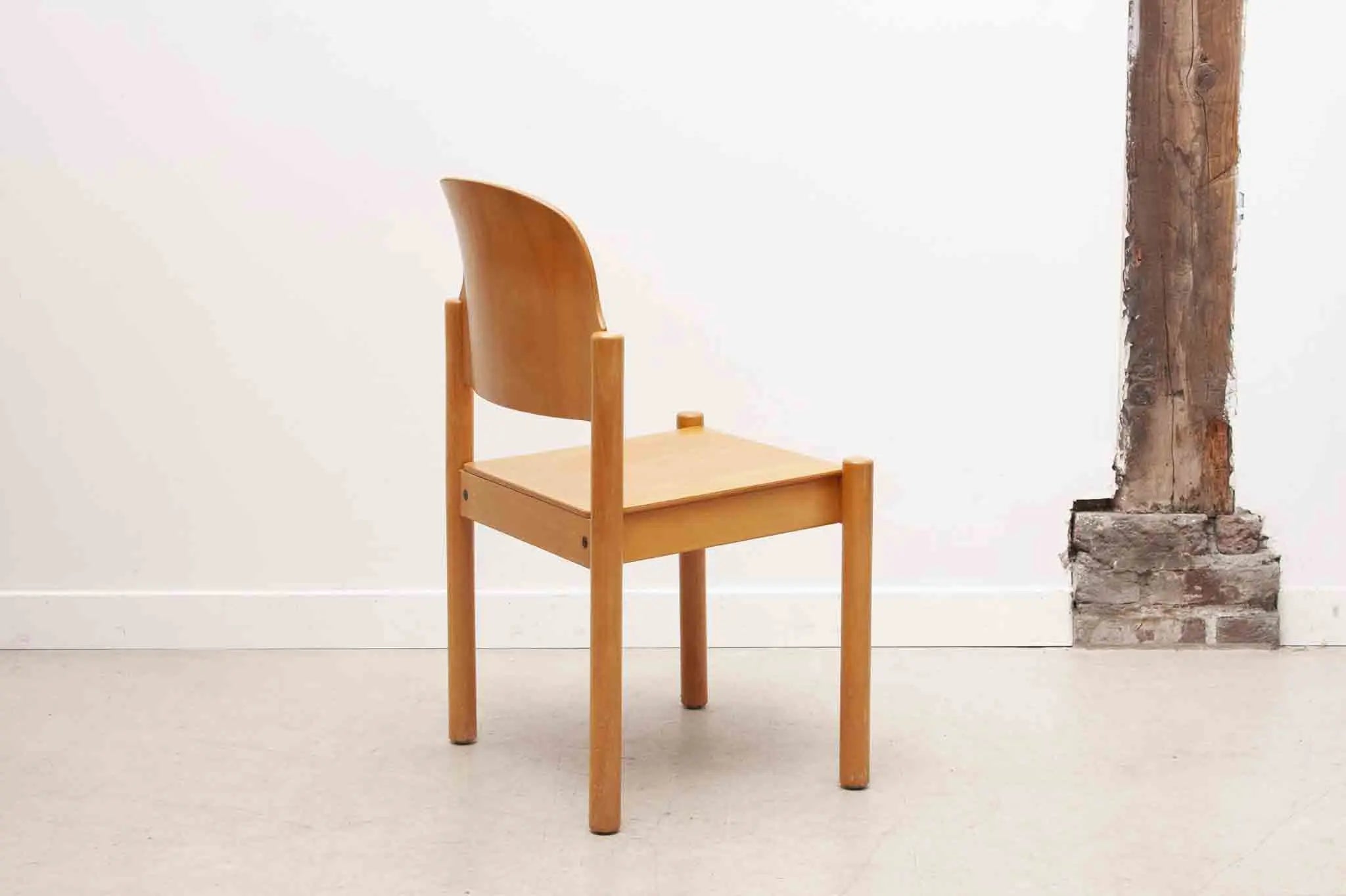 Chaise style scandinave en bois clair courbé Cartel de Belleville