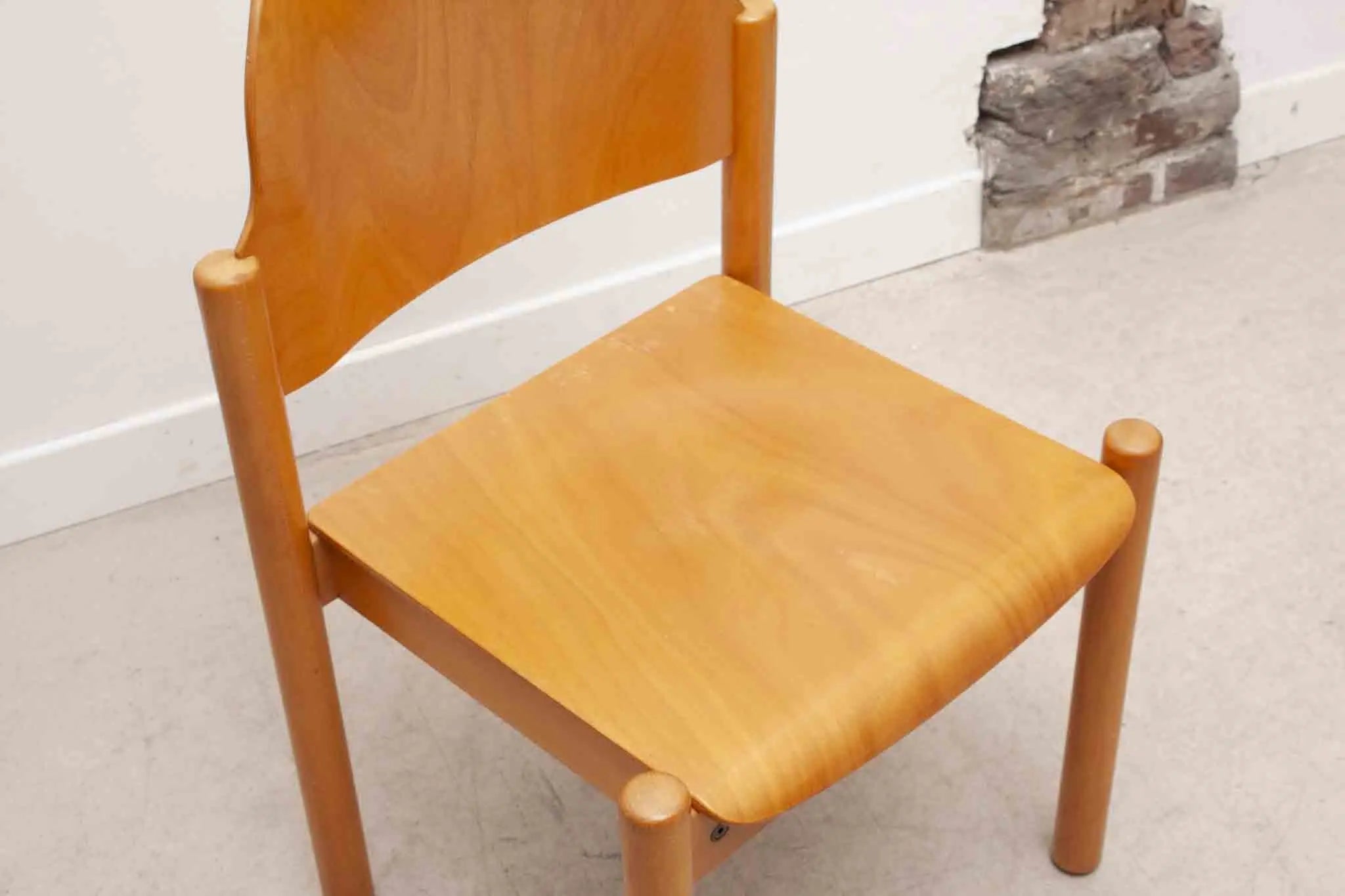 Chaise style scandinave en bois clair courbé Cartel de Belleville