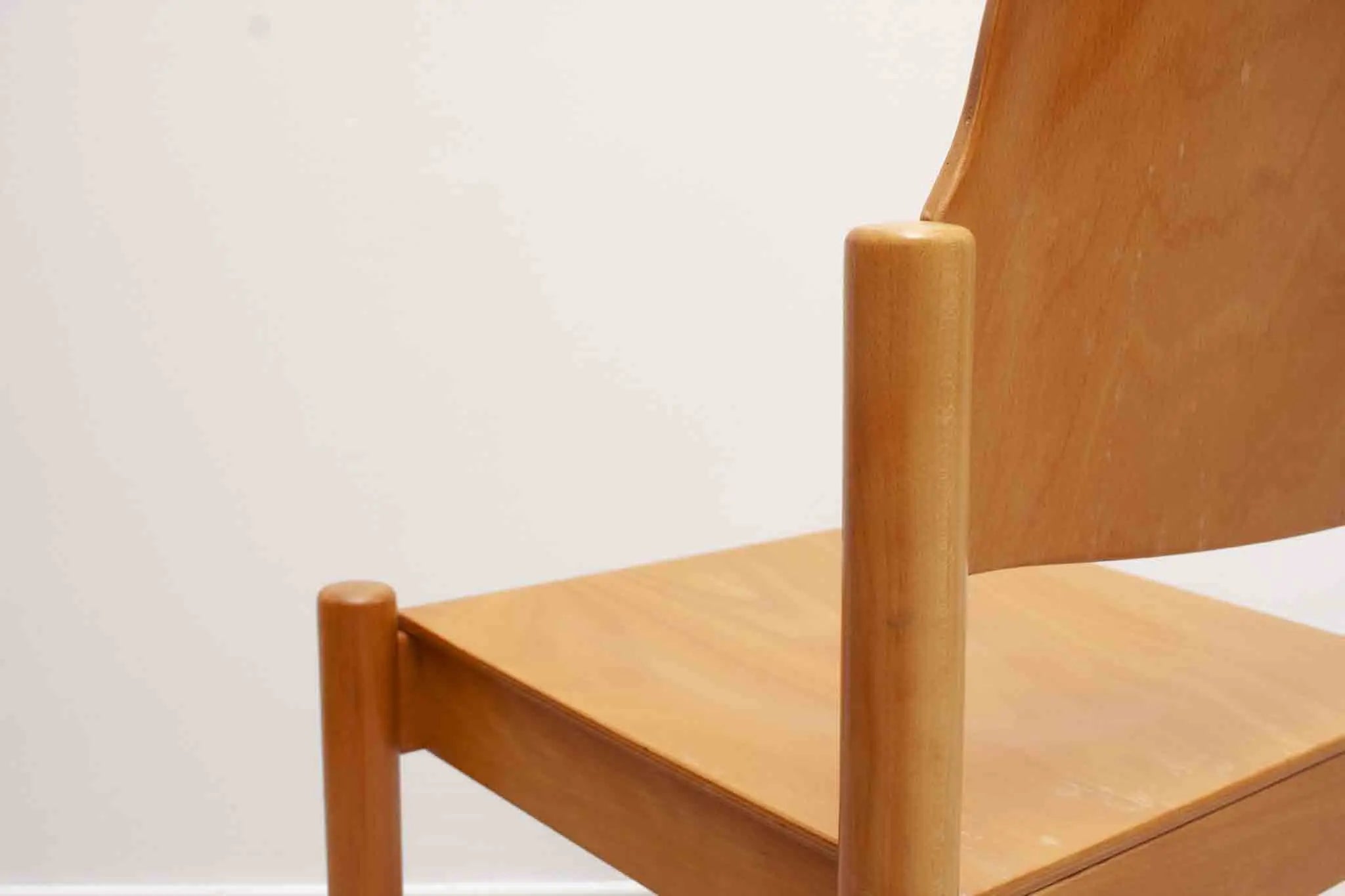 Chaise style scandinave en bois clair courbé Cartel de Belleville