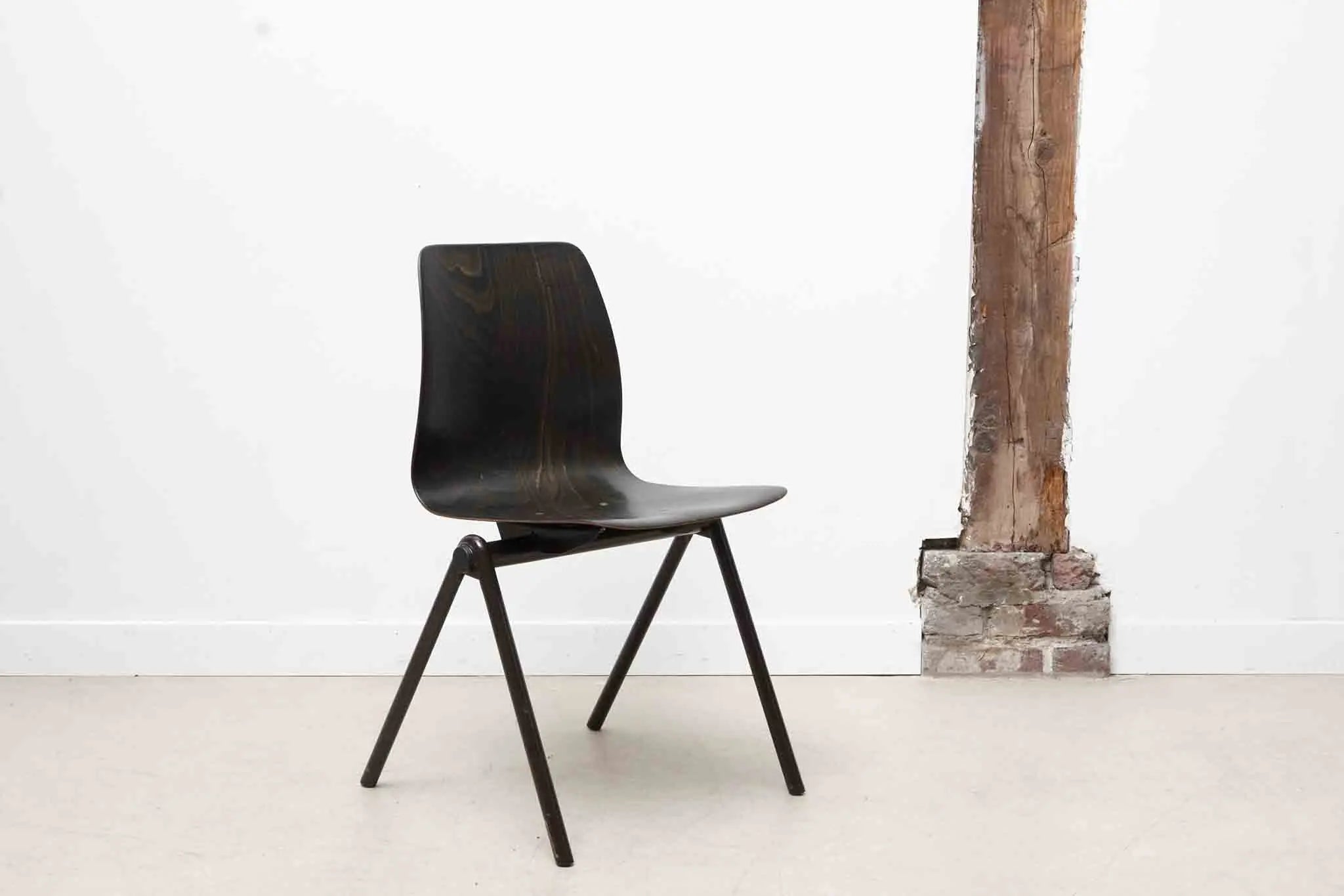 Chaise Galvanitas S30 organique ébène / gris Cartel de Belleville