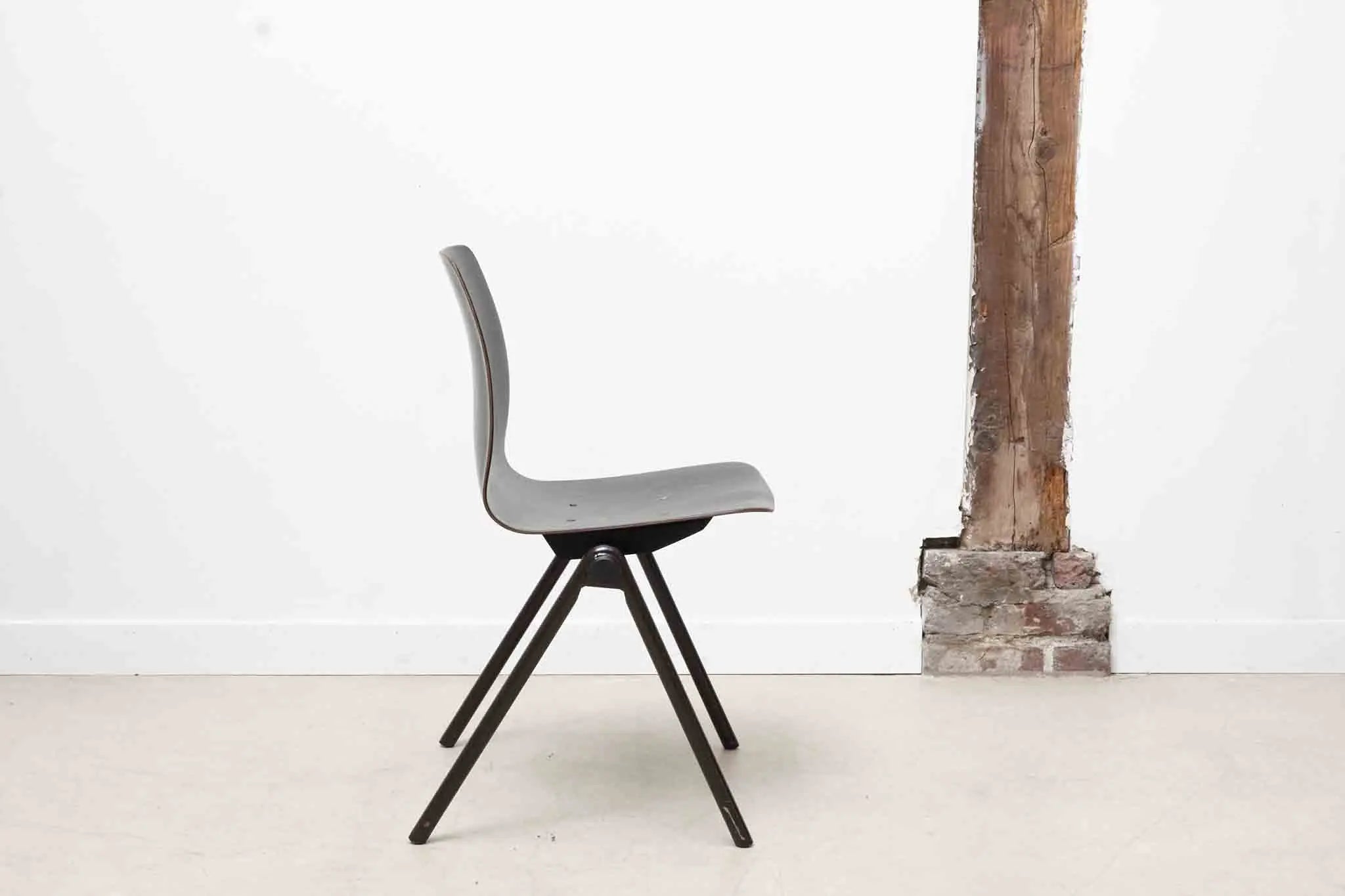 Chaise Galvanitas S30 organique ébène / gris Cartel de Belleville