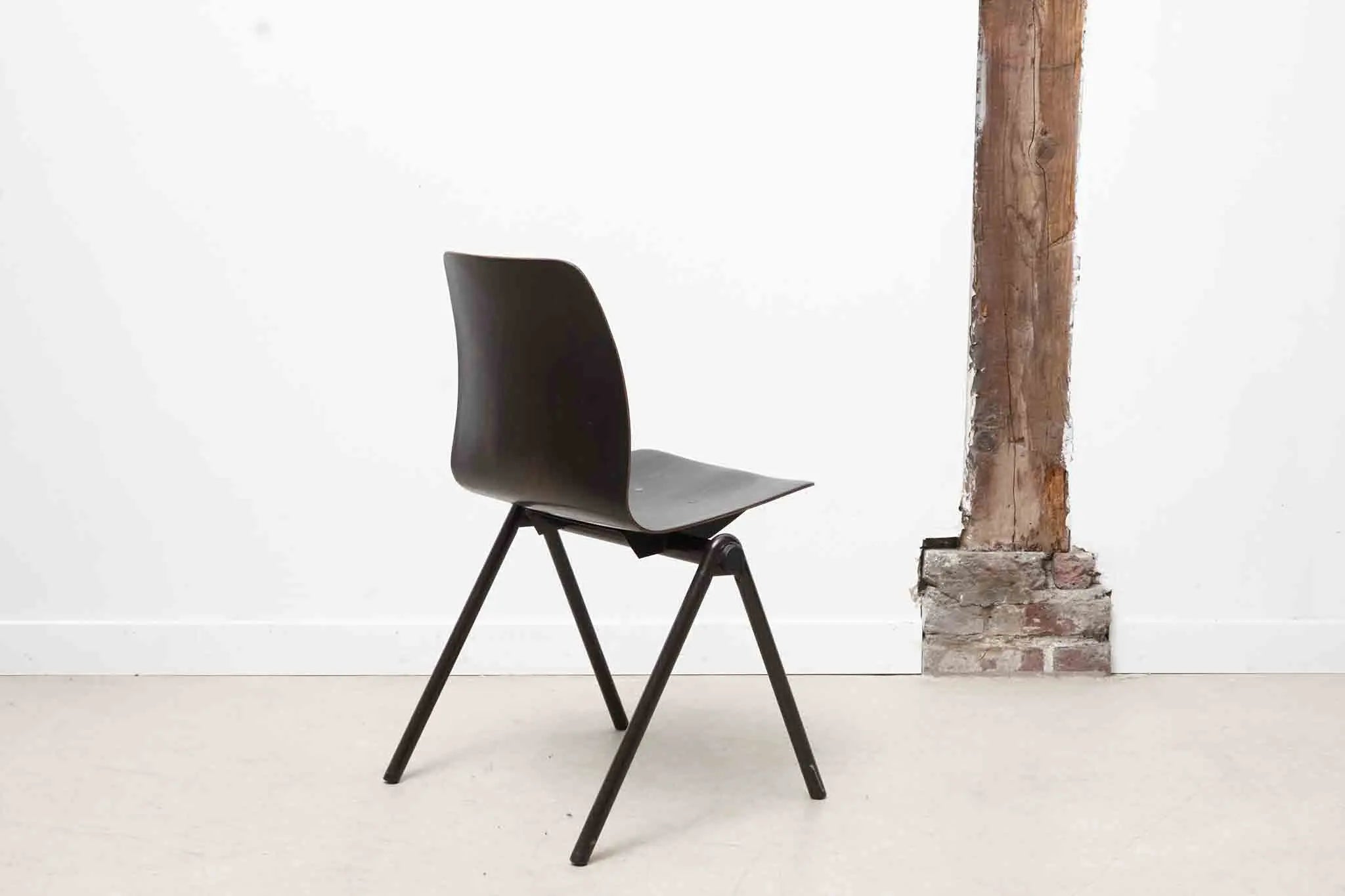 Chaise Galvanitas S30 organique ébène / gris Cartel de Belleville