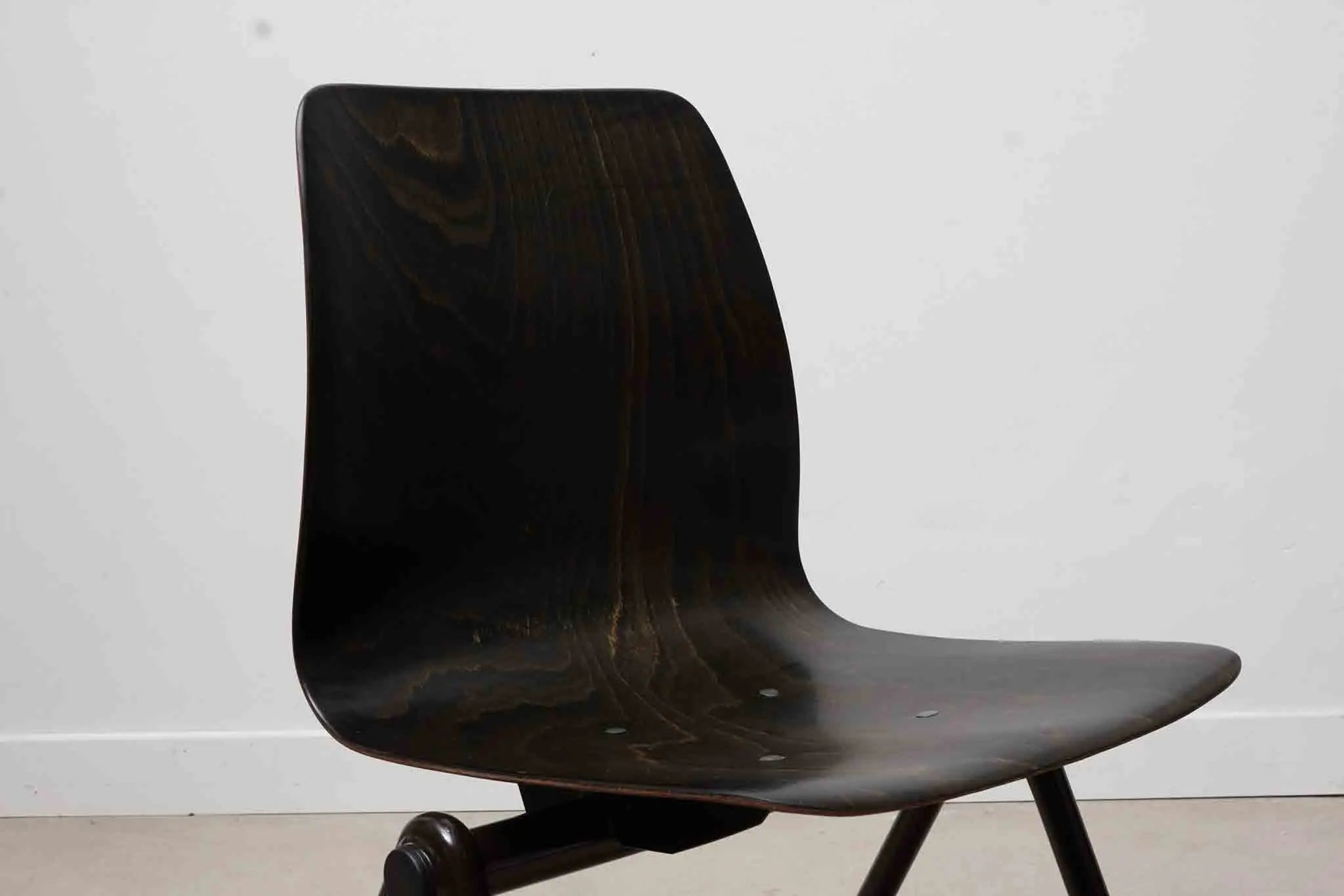 Chaise Galvanitas S30 organique ébène / gris Cartel de Belleville