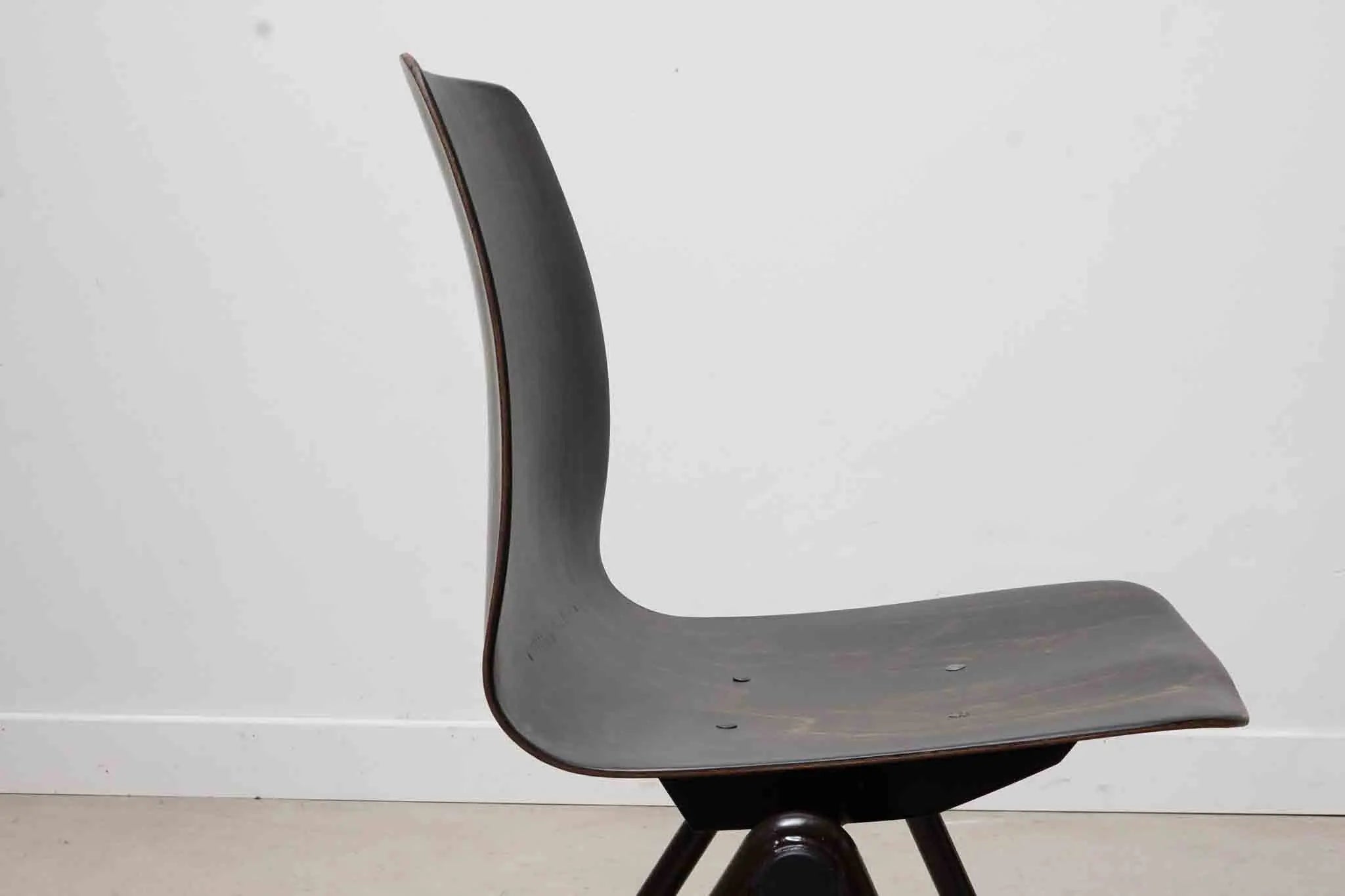Chaise Galvanitas S30 organique ébène / gris Cartel de Belleville